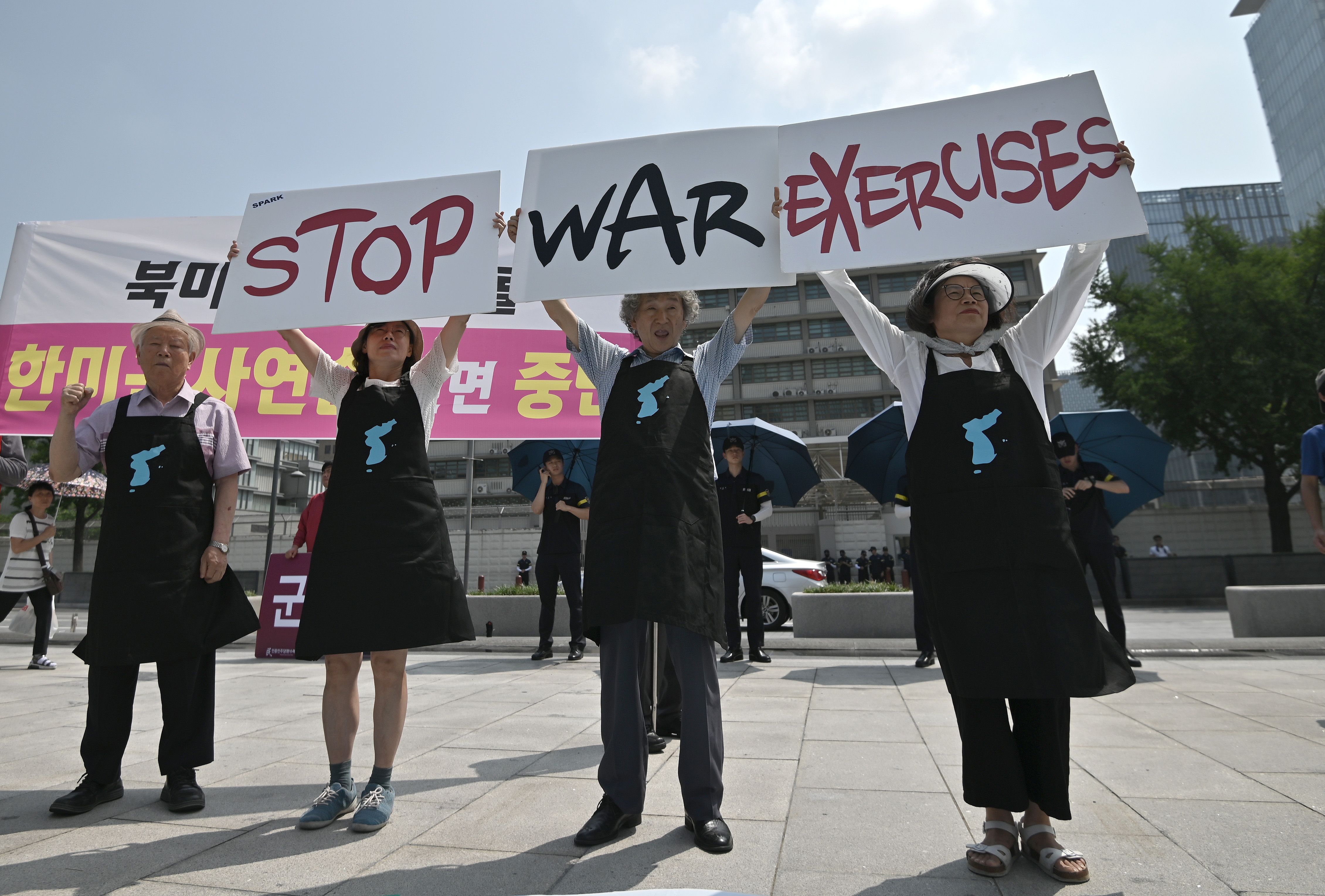 Aktivis antiperang melakukan aksi menentang latihan gabungan Korsel-AS di dekat Kedubes AS di Seoul.