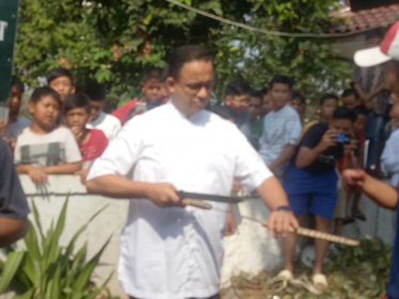 Gubernur DKI Jakarta Anies Baswedan bersiap memotong hewan kurban