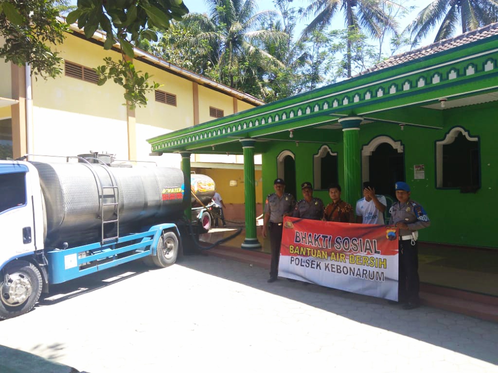 Polsek Kebonarum menyalurkan bantuan air bersih ke desa-desa terdampak kekeringan di Klateng, Rabu (21/8)