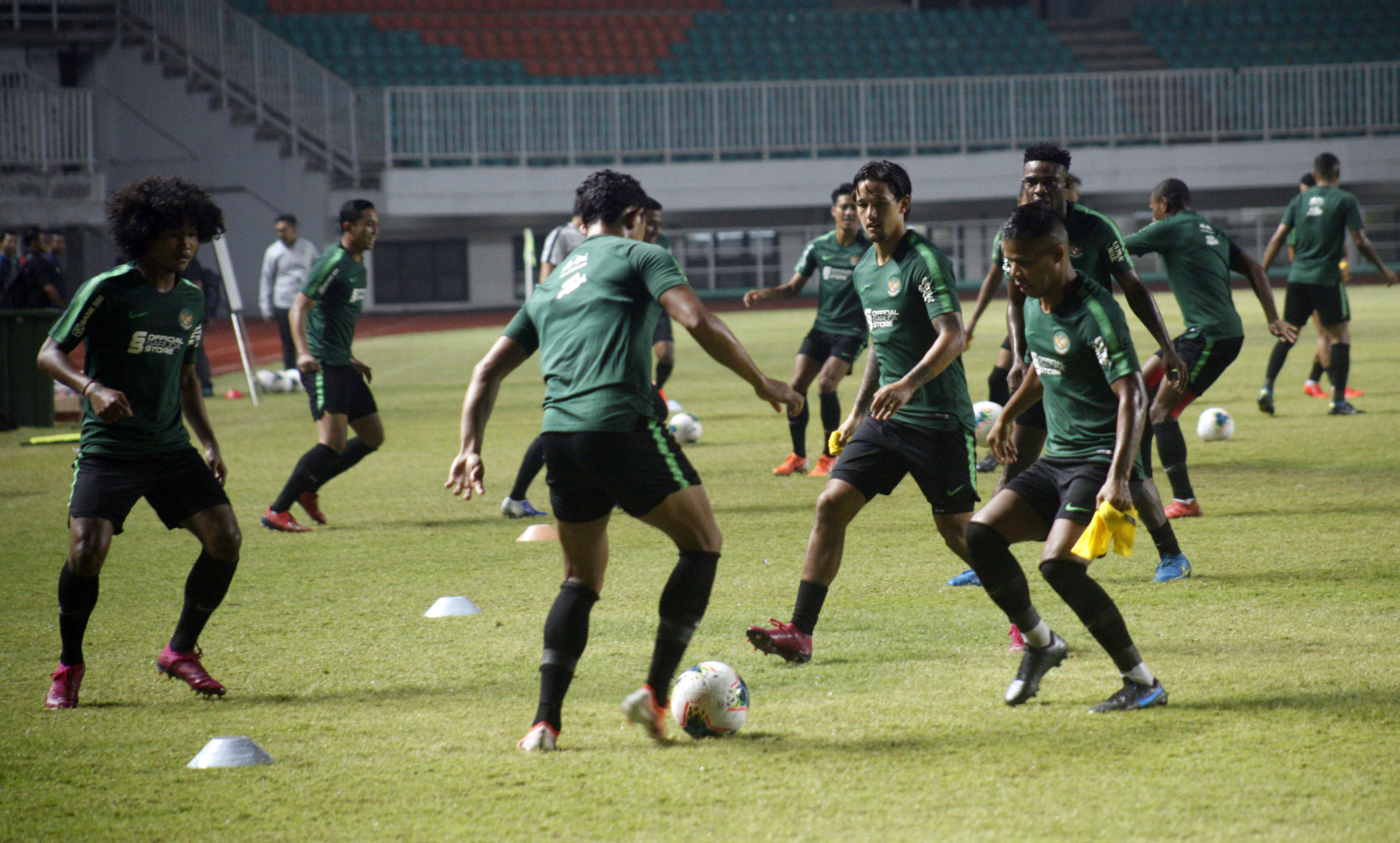 Sejumlah pesepak bola tim nasional Indonesia senior melakukan sesi latihan di Stadion Pakansari, Cibinong, Bogor, Jawa Barat.