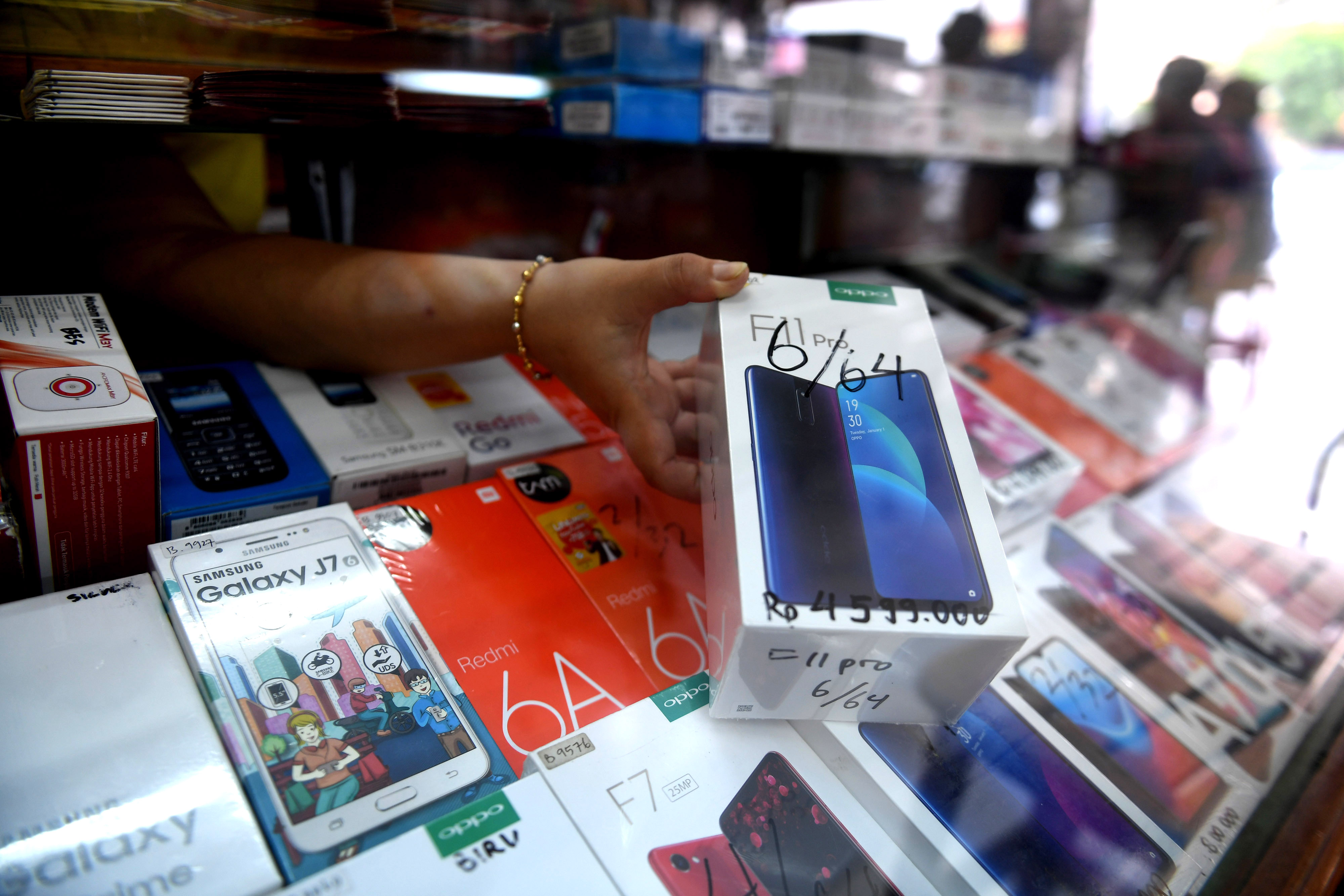 Pedagang menata ponsel dagangannya di Jakarta.