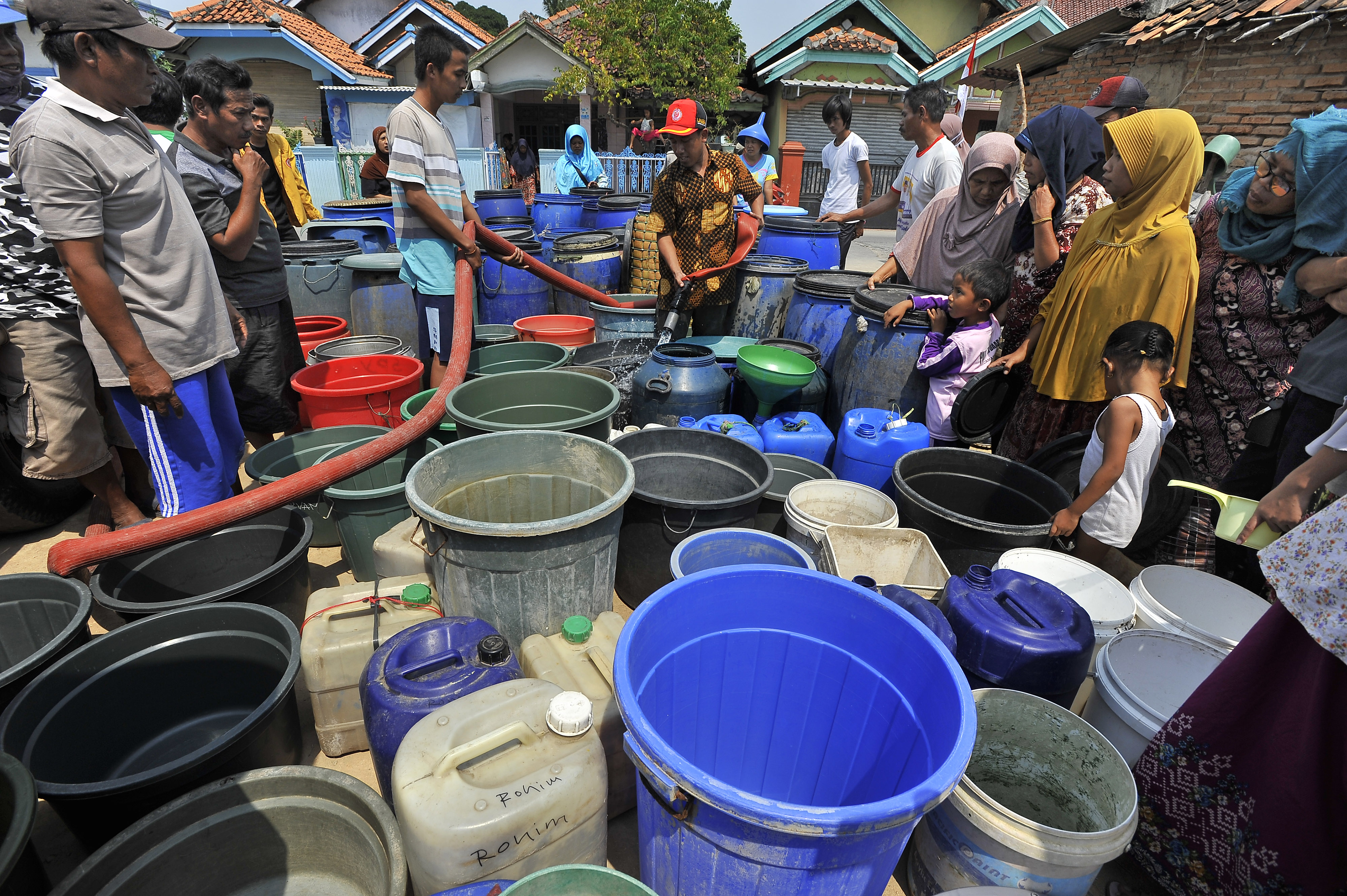 Petugas BPBD (Badan Penanggulangan Bencana Daerah) Kabupaten Serang membagikan air bersih kepada warga di Kampung Kesabilan, Pontang, Serang