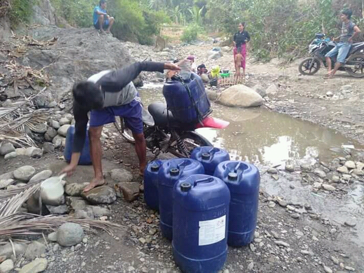 Masyarakat mulai kesulitan mendapatkan air bersih.