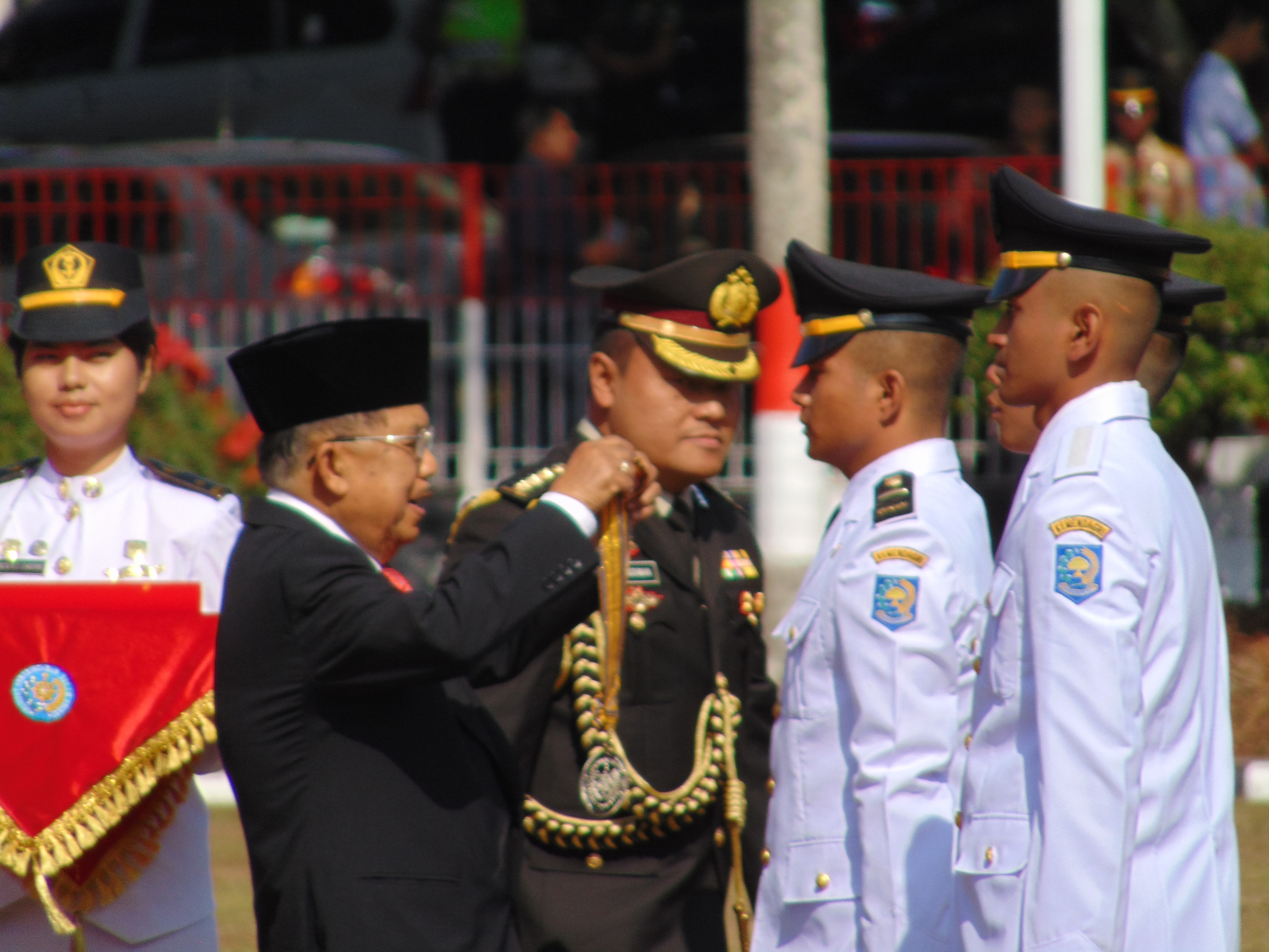 Wakil Presiden Jusuf Kalla  memberikan penghargaan kepada dua lulusan terbaik pamong praja di kampus IPDN Jatinangor, Selasa (6/8). 