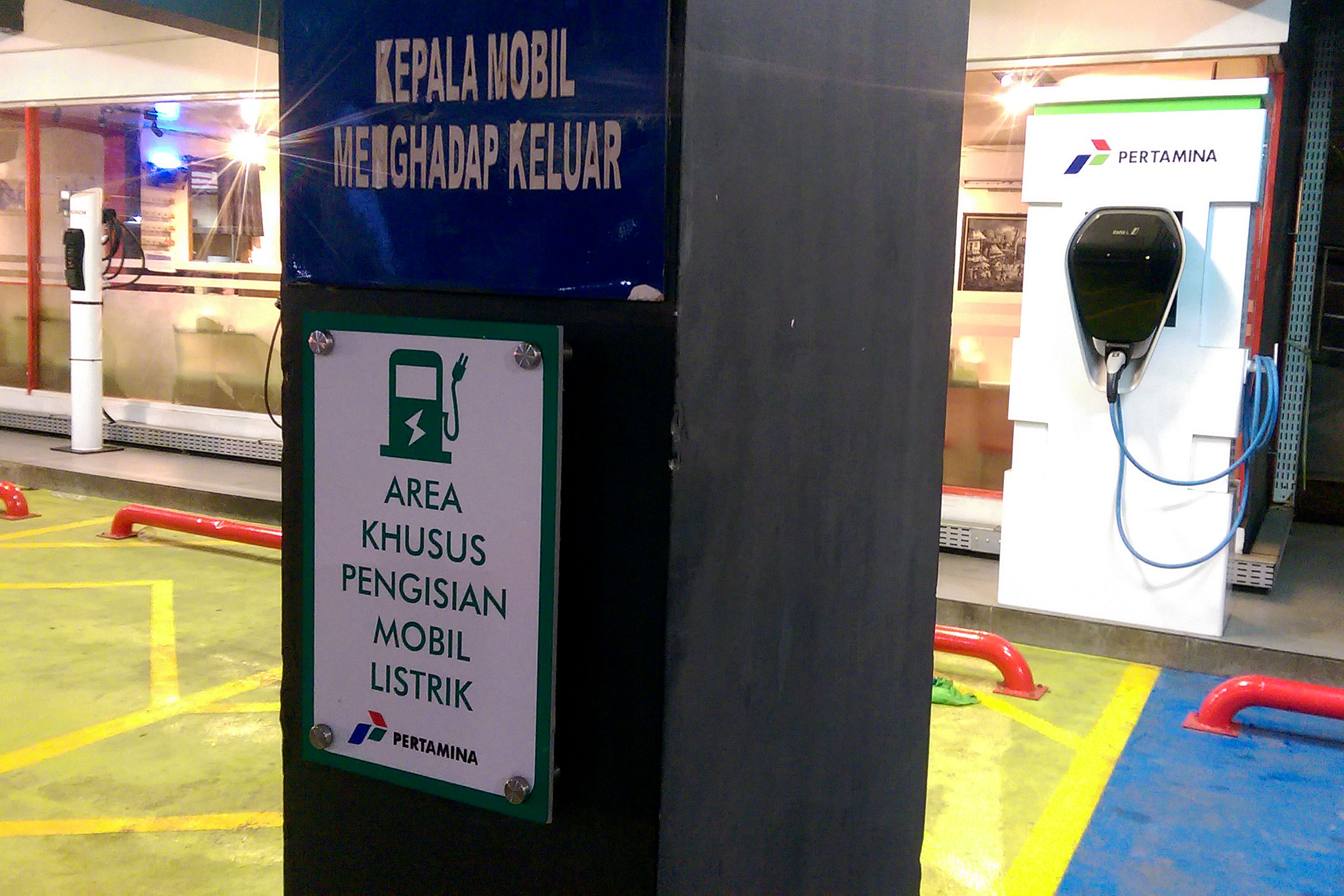 Di sejumlah wilayah di Jakarta sudah dibangun tempat pengisian mobil listrik. 