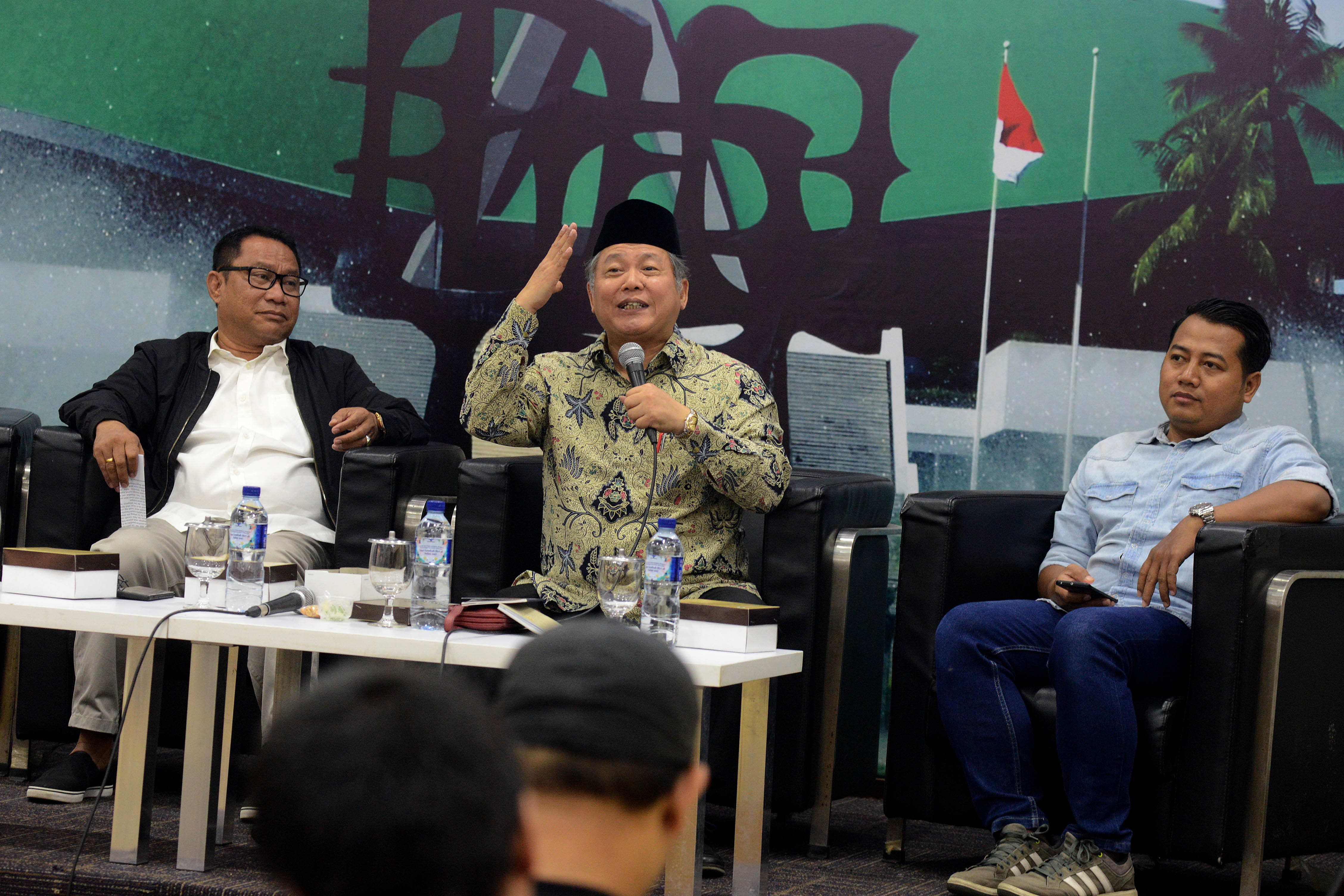 Adi Prayitno (kanan) dalam sebuah acara diskusi 