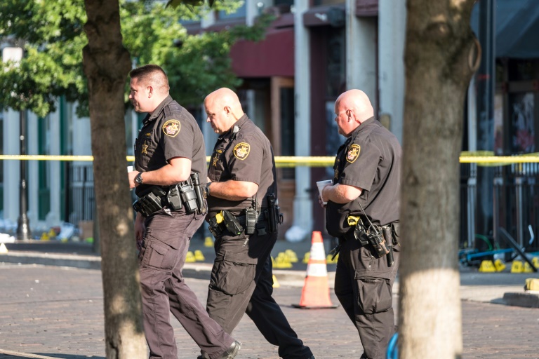Polisi di Dayton, Ohio, AS menyelidiki lokasi penembakan yang menewaskan sembilan orang.