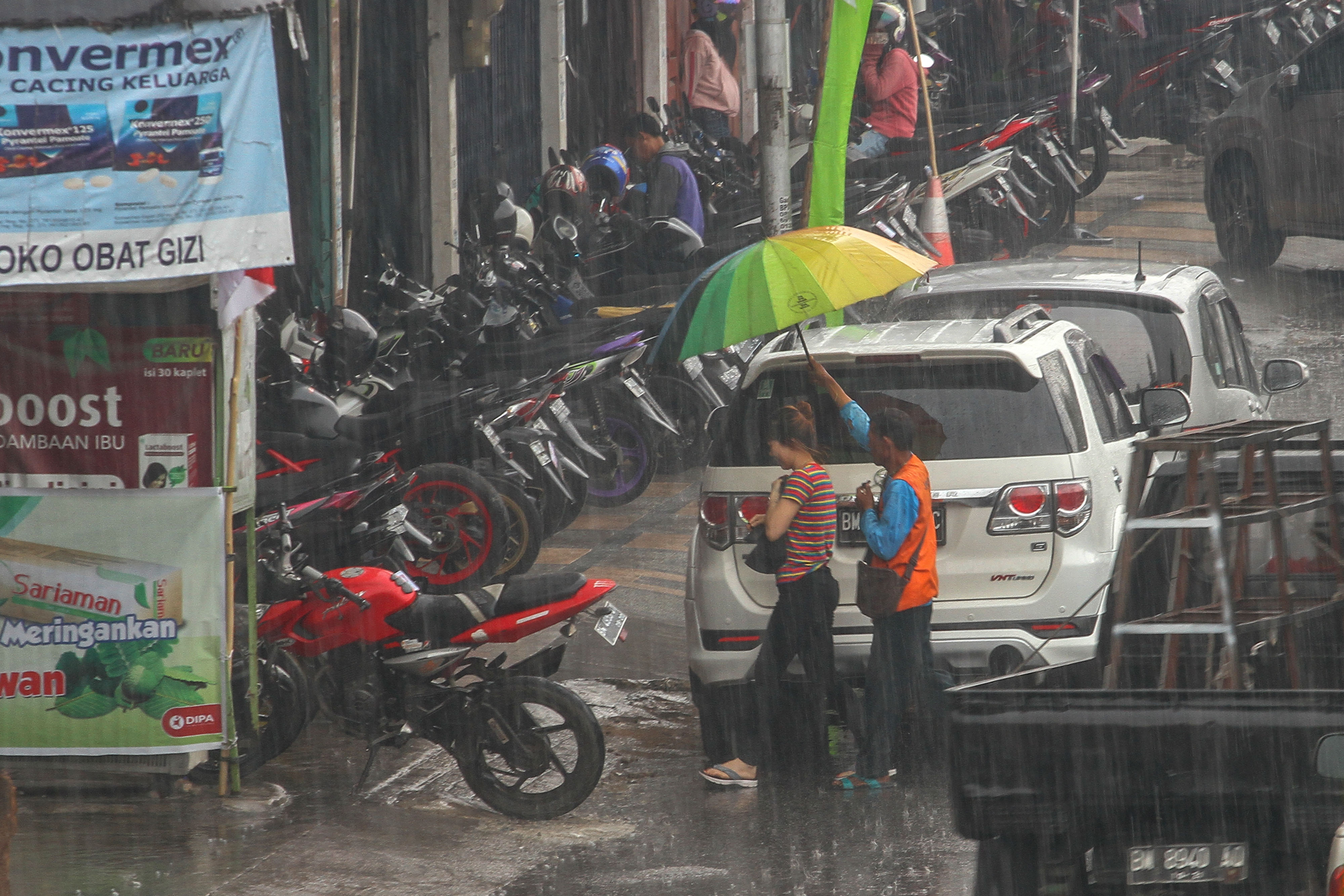 Hujan mengguyur Kota Pekanbaru mampu mengurangi kebakaran lahan dan hutan. 