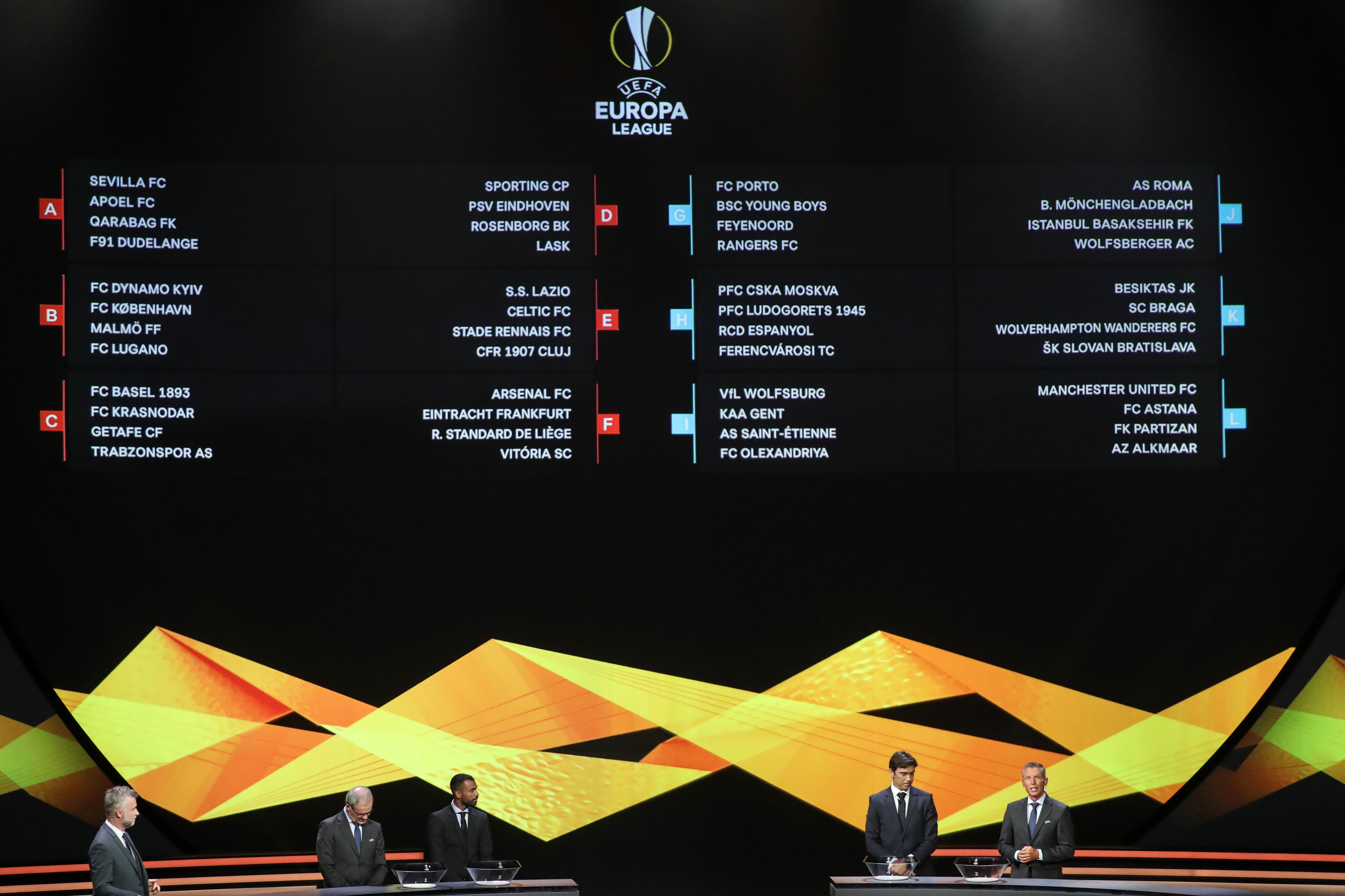 Layar raksasa menampilkan hasil drawing babak penyisihan grup Liga Europa