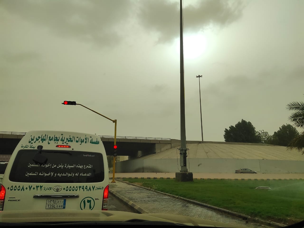 Jenazah KH Maimoen Zubair dibawa ambulans menuju Kantor Daerah Kerja Mekkah, Selasa (6/8)