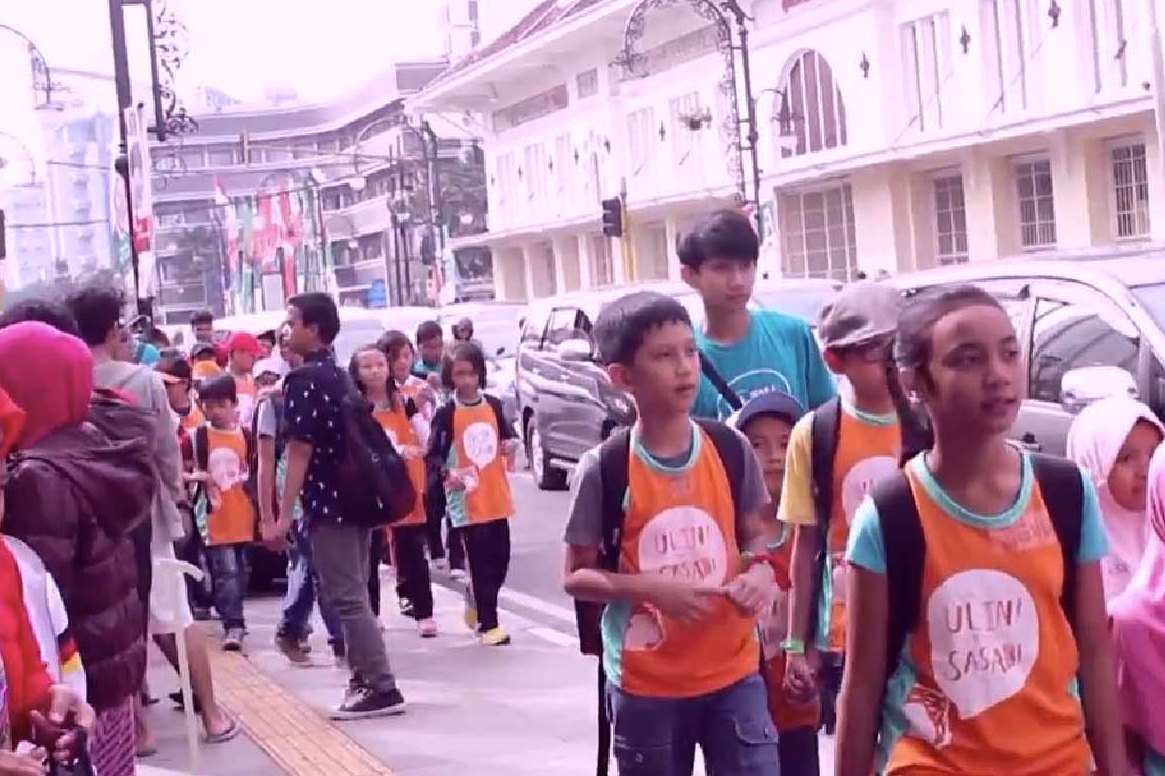 Ulin.bdg & Sasab.bdg mengajak anak-anak dan remaja Bandung mengenali kotanya melalui permainan yang merambah pelosok kota. (BCCF 2015)