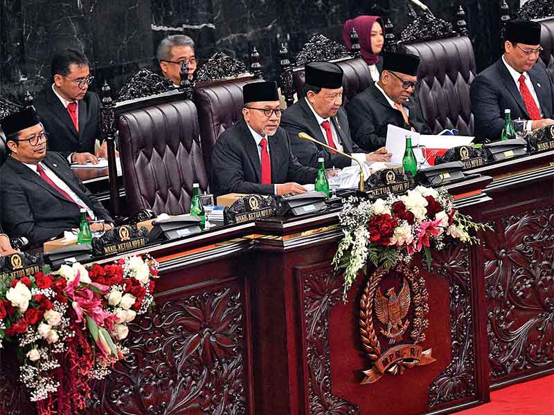 Ketua MPR Zulkifl i Hasan (kedua dari kiri) memimpin Sidang Tahunan MPR di kompleks parlemen, Senayan, Jakarta, Jumat (16/8/2019). 