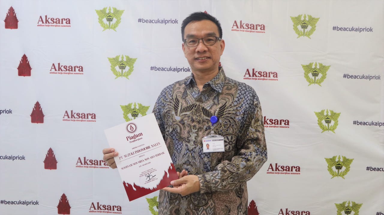 Head of Export Import PT. SIS Hady Surjono Halim menunjukkan penghargaan KPU bea dan Cukai