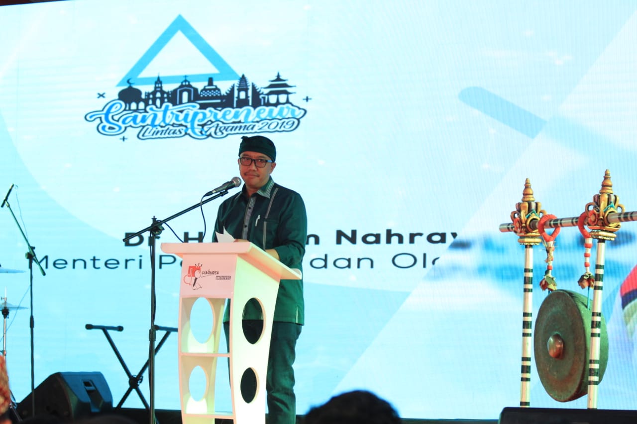 Menteri Pemuda dan Olahraga Imam Nahrawi memberi sambutan dalam acara Santripreneur Lintas Agama 2019 di Bali, Selasa (20/8).