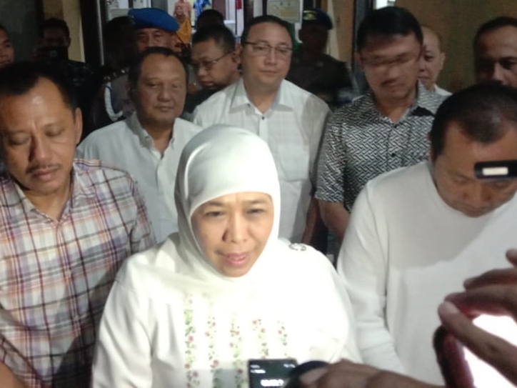 Gubernur Jawa Timur Khofifah Indar Parawansa saat menjenguk polisi korban penyerangan terduga teroris.