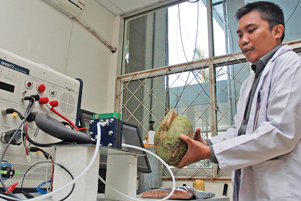 Peneliti dari Lembaga Ilmu Pengetahuan Indonesia (LIPI) menunjukan sabut kelapa yang bisa menghasilkan energi listrik hasil temuannya 