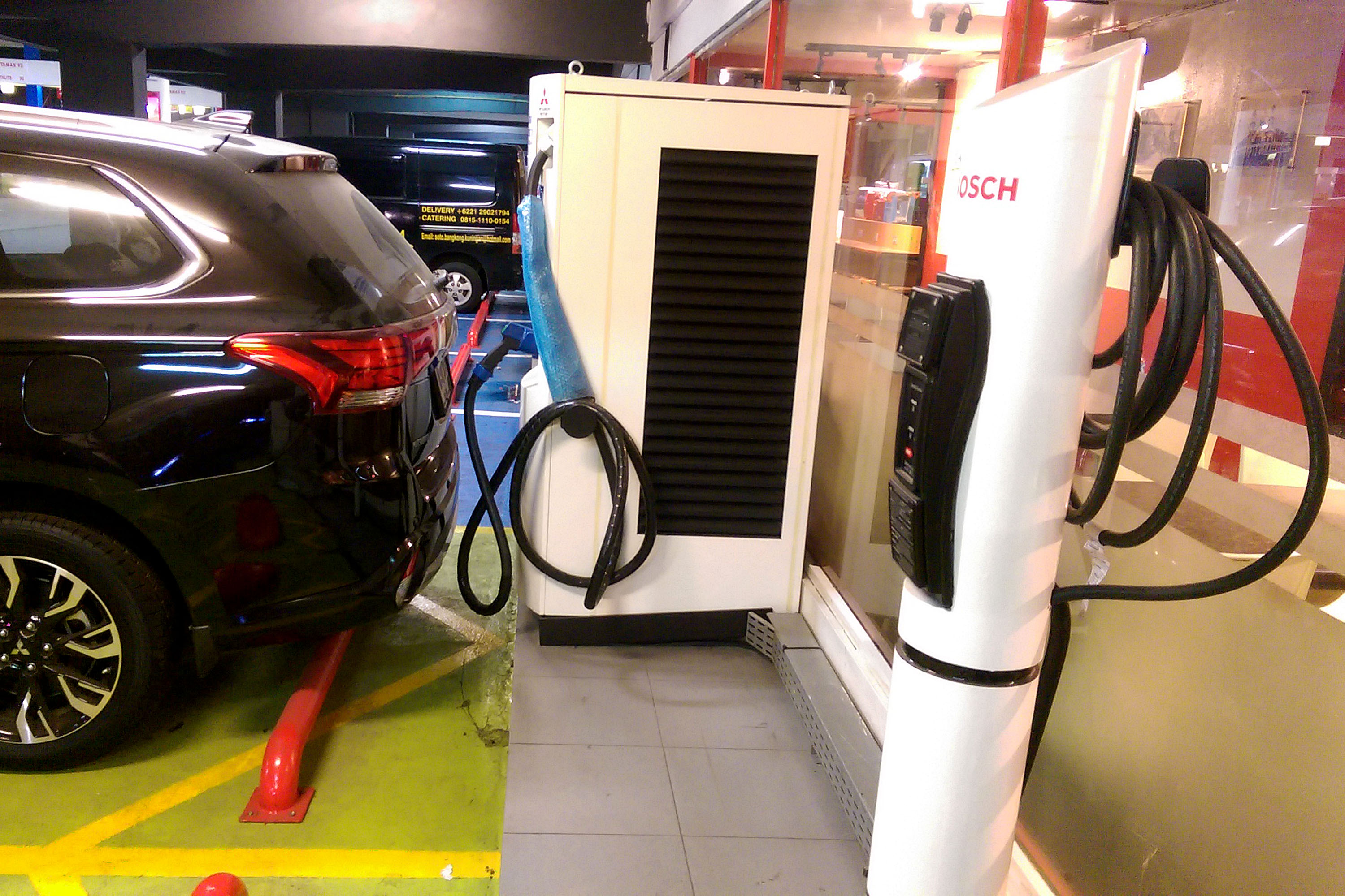 Instalasi pengisian bahan bakar mobils listrik di salah stau SPBU di Jakarta