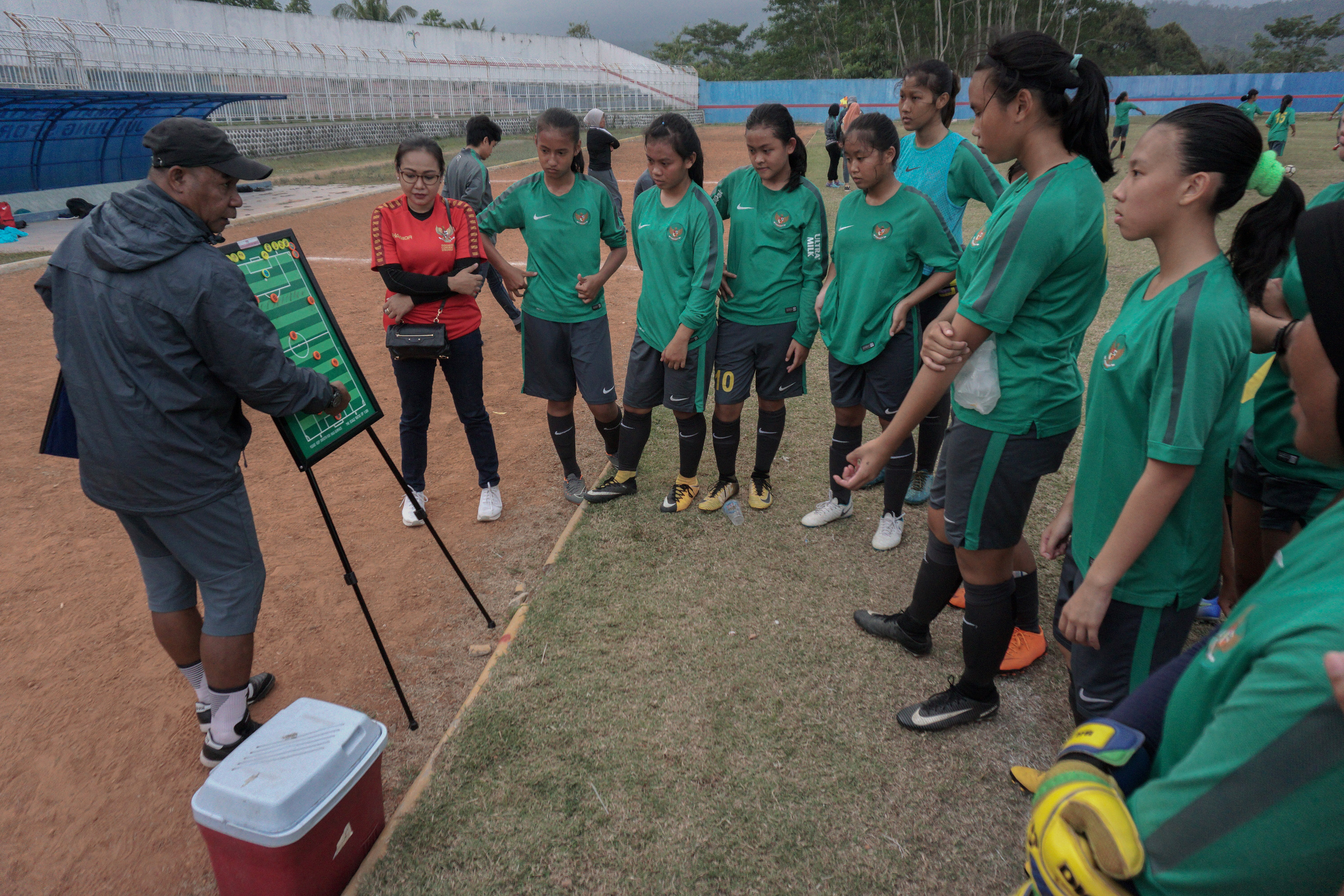 Pelatih timnas putri Rully Nere (kiri) memberikan pengarahan kepada anak-anak asuhannya.