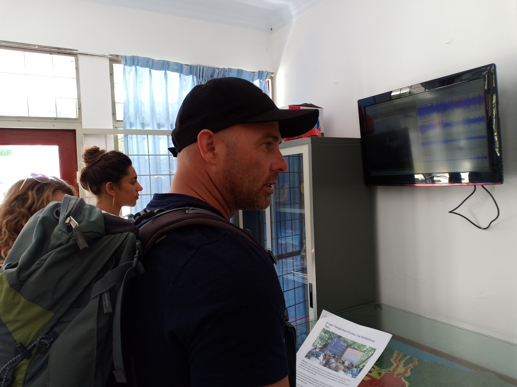 Sejumlah wisatawan asing yang hendak berkunjung ke Gunung Tangkuban Parahu tertahan di pos pengamatan karena kondisi kawah masih berbahaya.