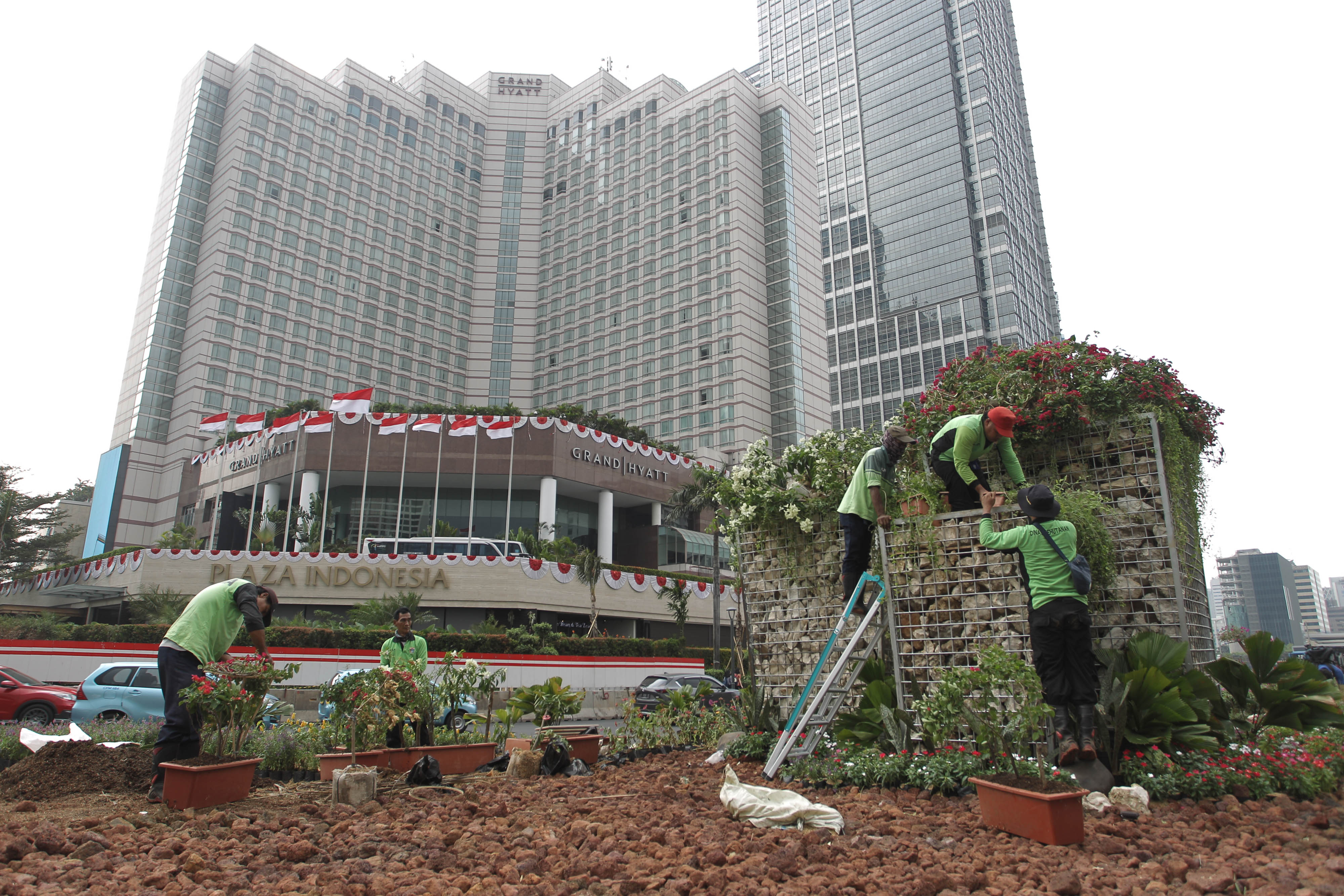 Proses pemasangan instalasi batu Gabion di Jakarta Pusat.