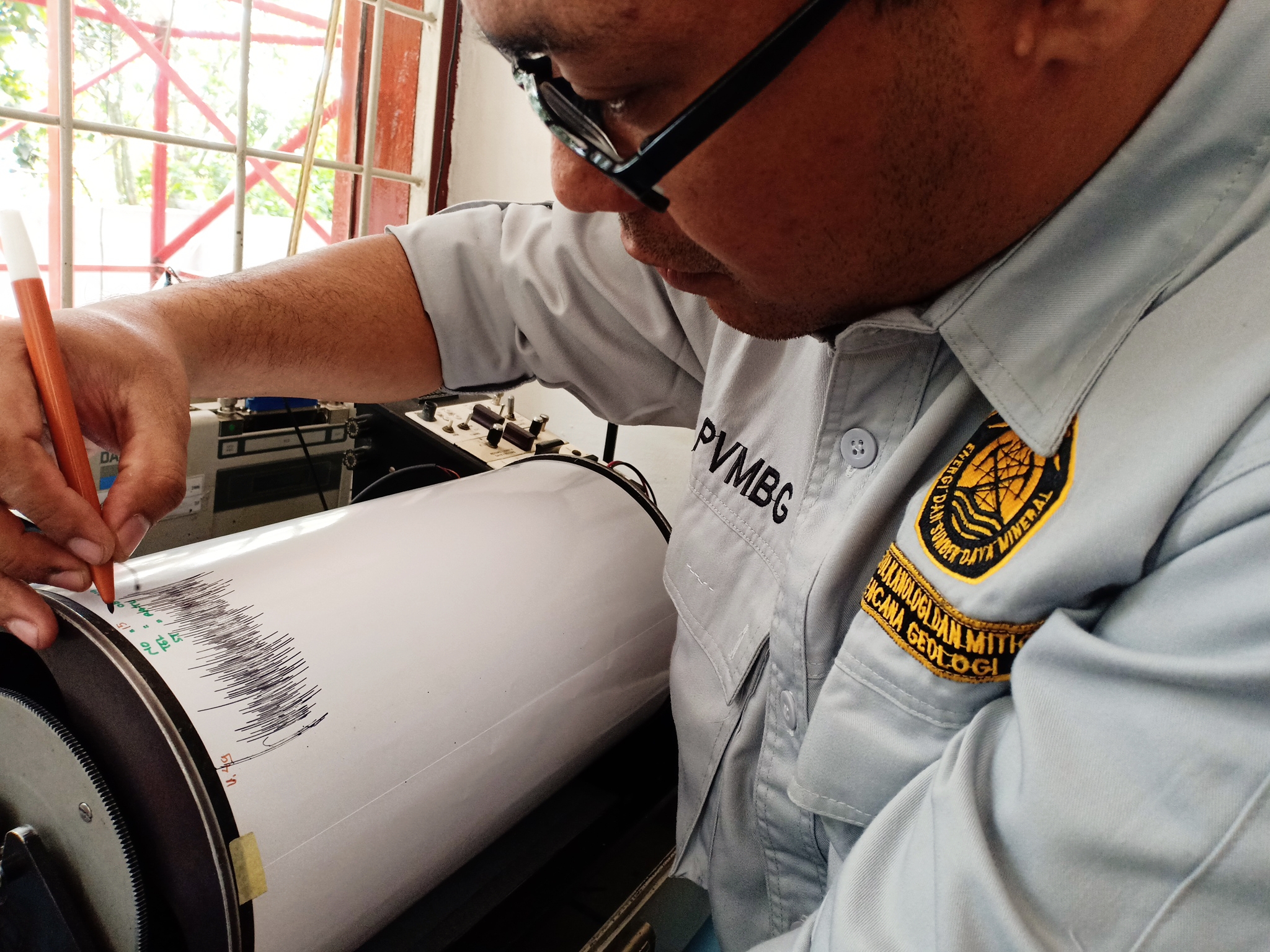 Petugas Pusat Vulkanologi dan Mitigasi Bencana Geologi mengamati seismograf kinemetrics di Pos Pengamatan Gunung Tangkuban Parahu. 