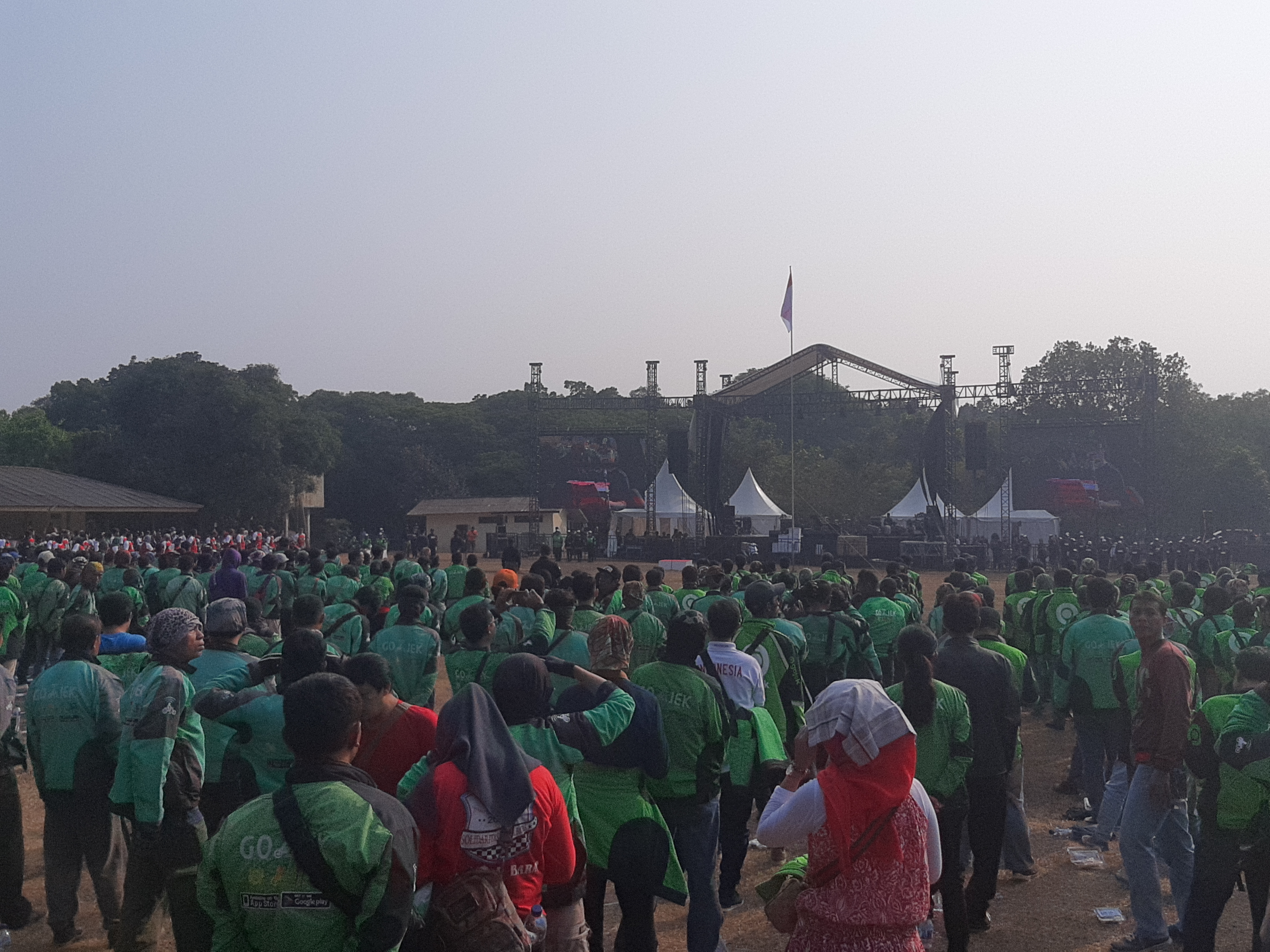 Mitra Gojek se-Jabodetabek mengikuti upacara bendera memperingati HUT ke-74 RI di Buperta Cibubur, Sabtu (17/8).