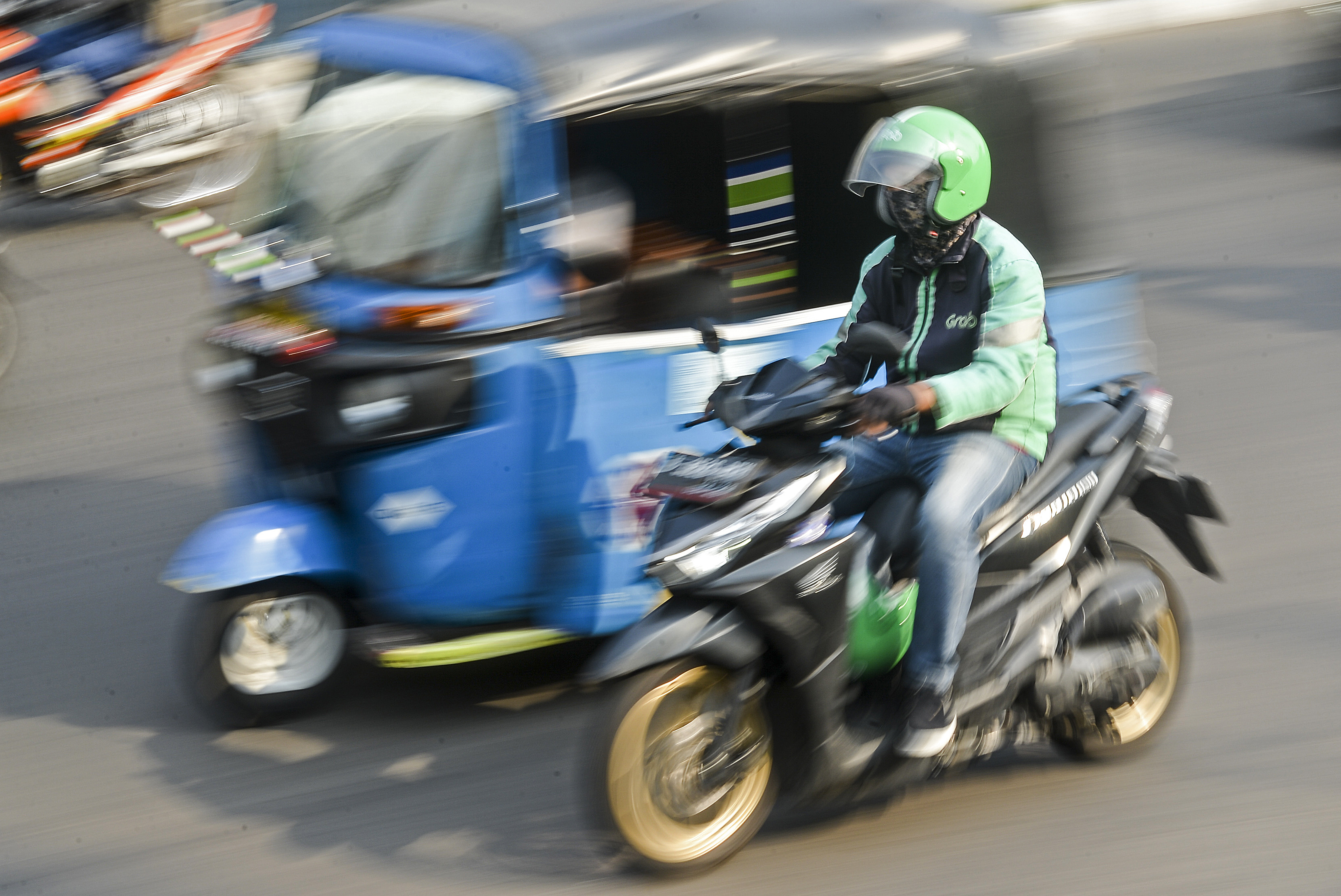 Pengemudi ojek daring (online) melintas di Dr Sutomo, Jakarta.