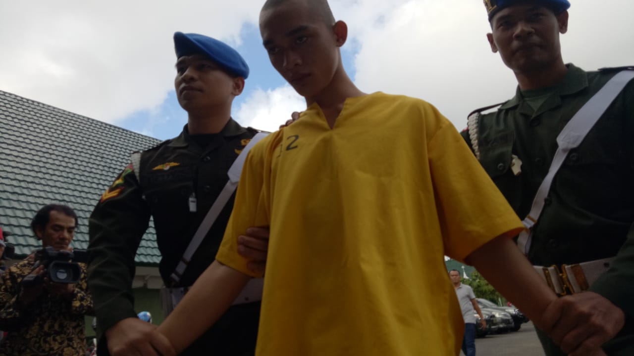 Prada Deri Permana (tengah)