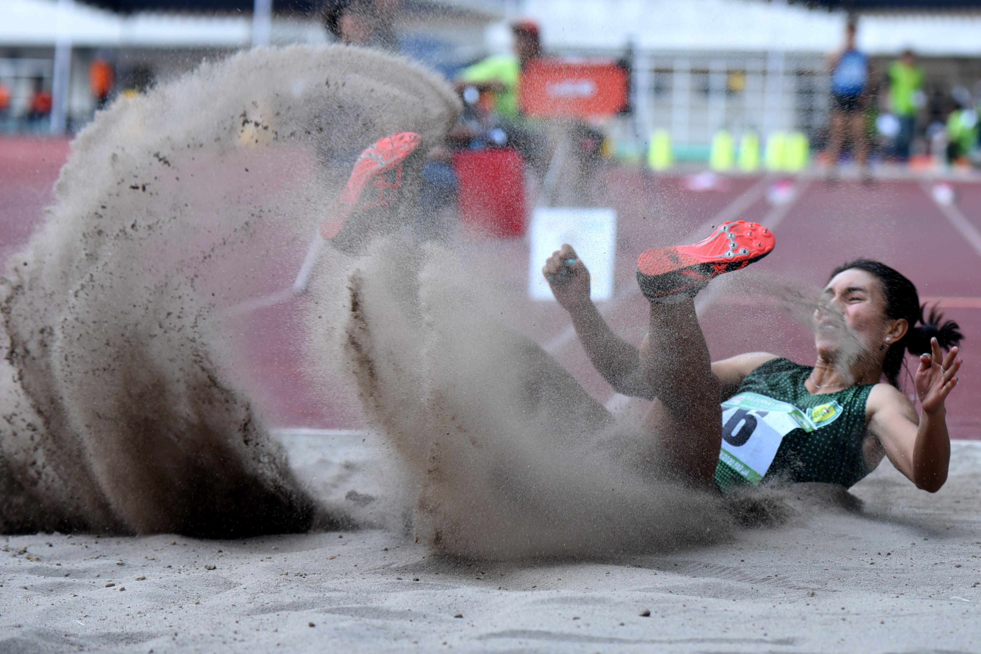  Atlet asal Bali, Maria Natalia Londa beraksi pada final lompat jangkit senior putri dalam Kejuaraan Nasional Atletik U-18, U-20 dan Senior 