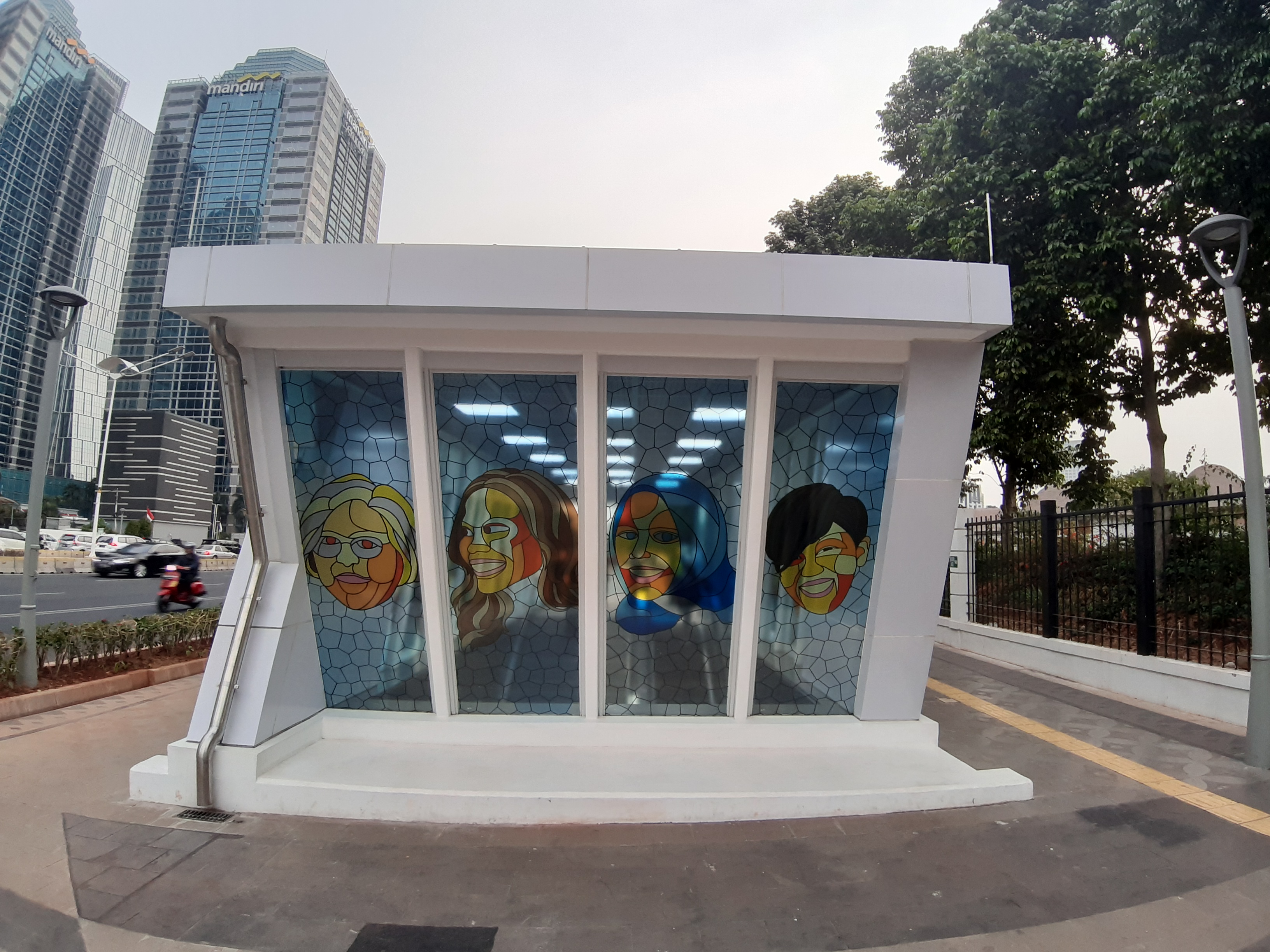 Tampilan pintu masuk Stasiun MRT Istora Mandiri, selama pagelaran Jakarta Art 2019.
