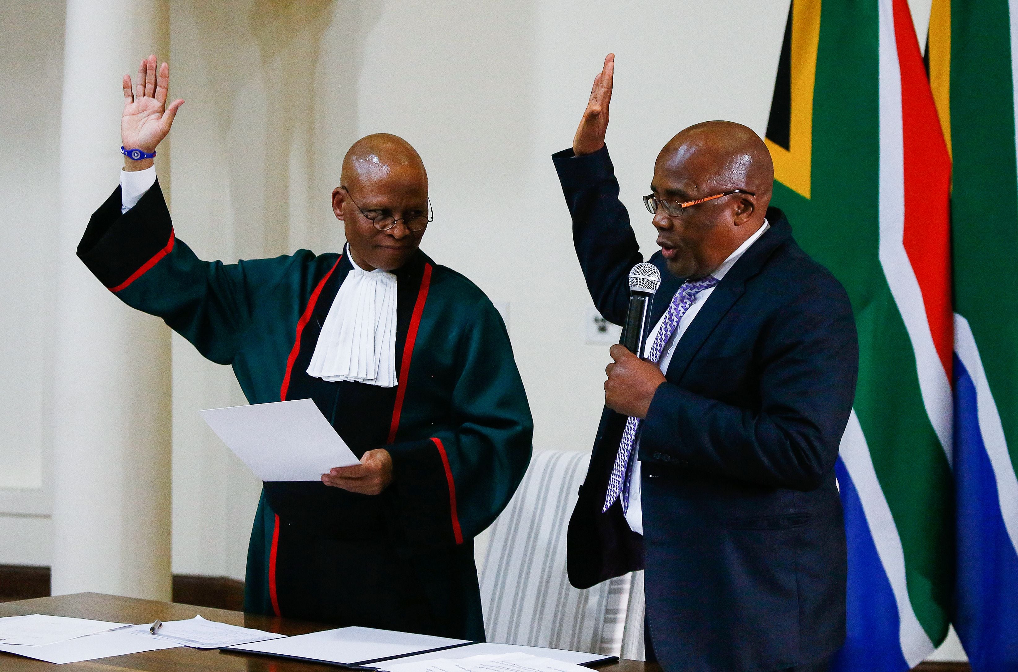 Menteri Dalam Negeri Aaron Motsoalaedi (kanan)