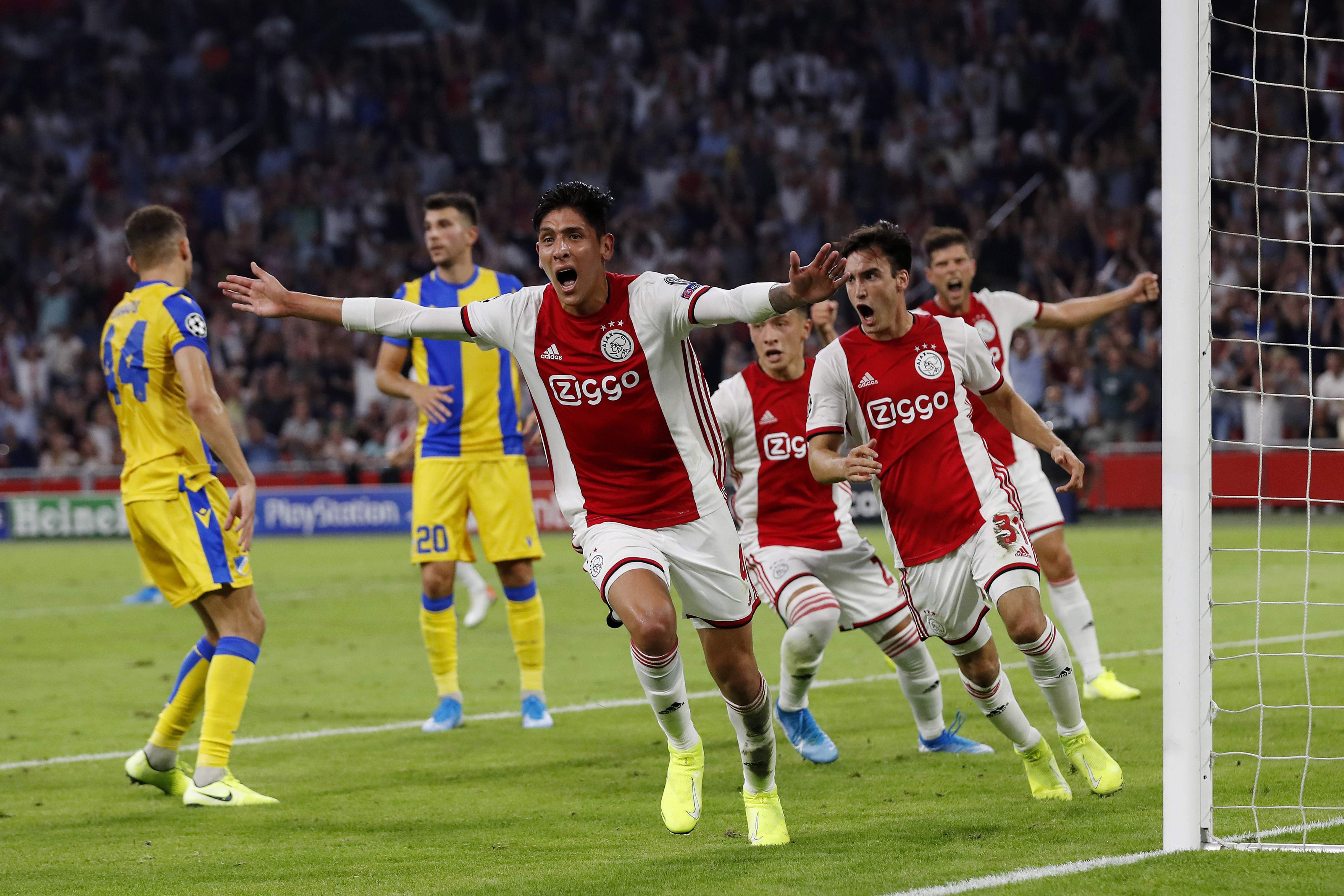 Edson Alvarez melakukan selebrasi usai mencetak gol dalam laga Liga Champions antara Ajax dan APOEL.