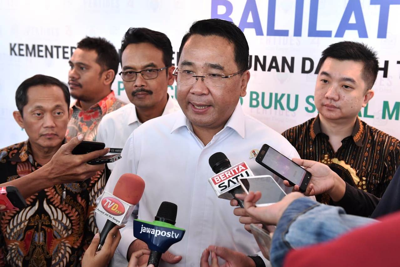 Mendes PDTT Eko Sandjojo bersama Kepala Balilatfo Kemendes PDTT Eko Haryanto, dan CEO Tokopedia William Tanuwijaya.