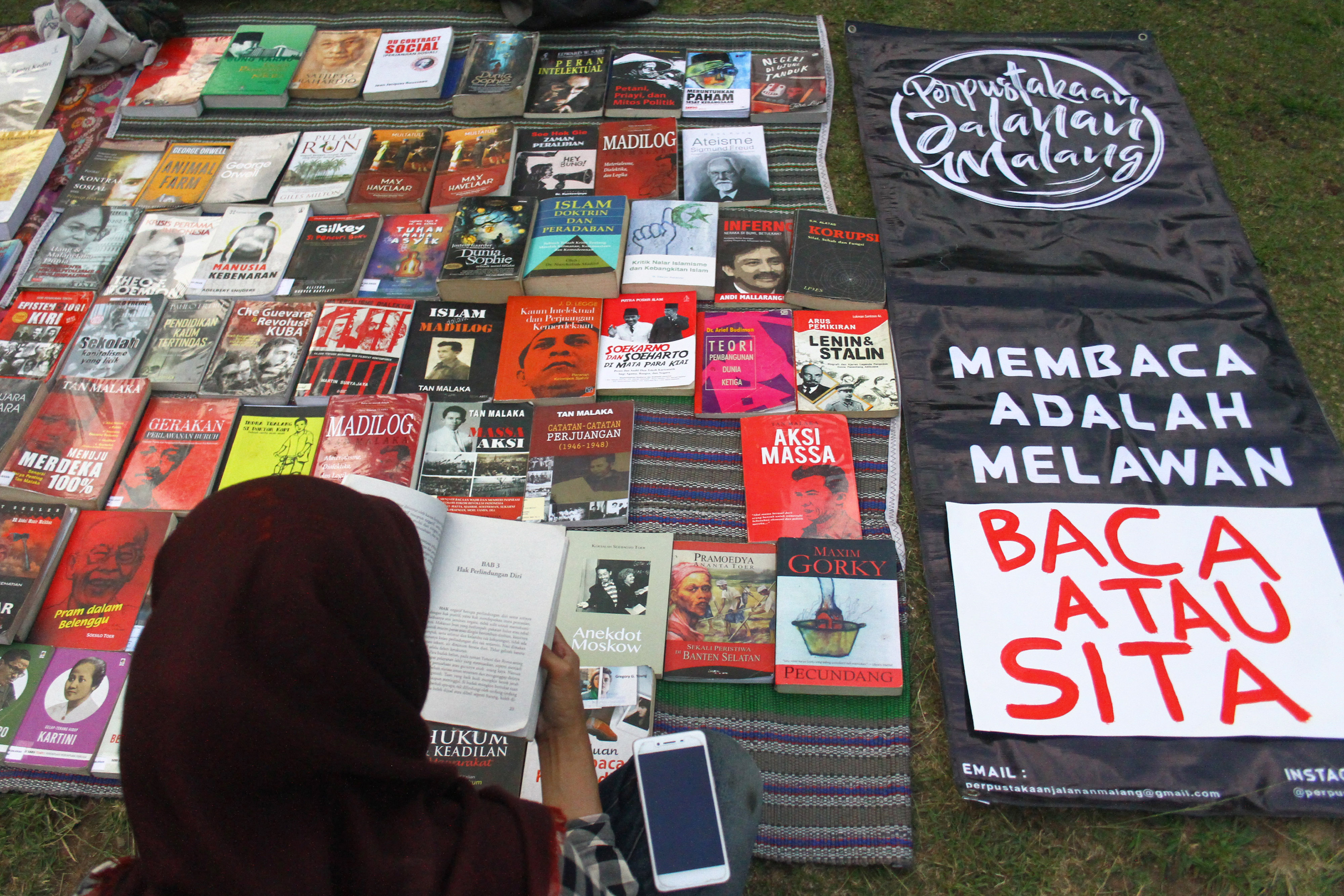  Pengunjung membaca buku dalam Lapak Buku Solidaritas