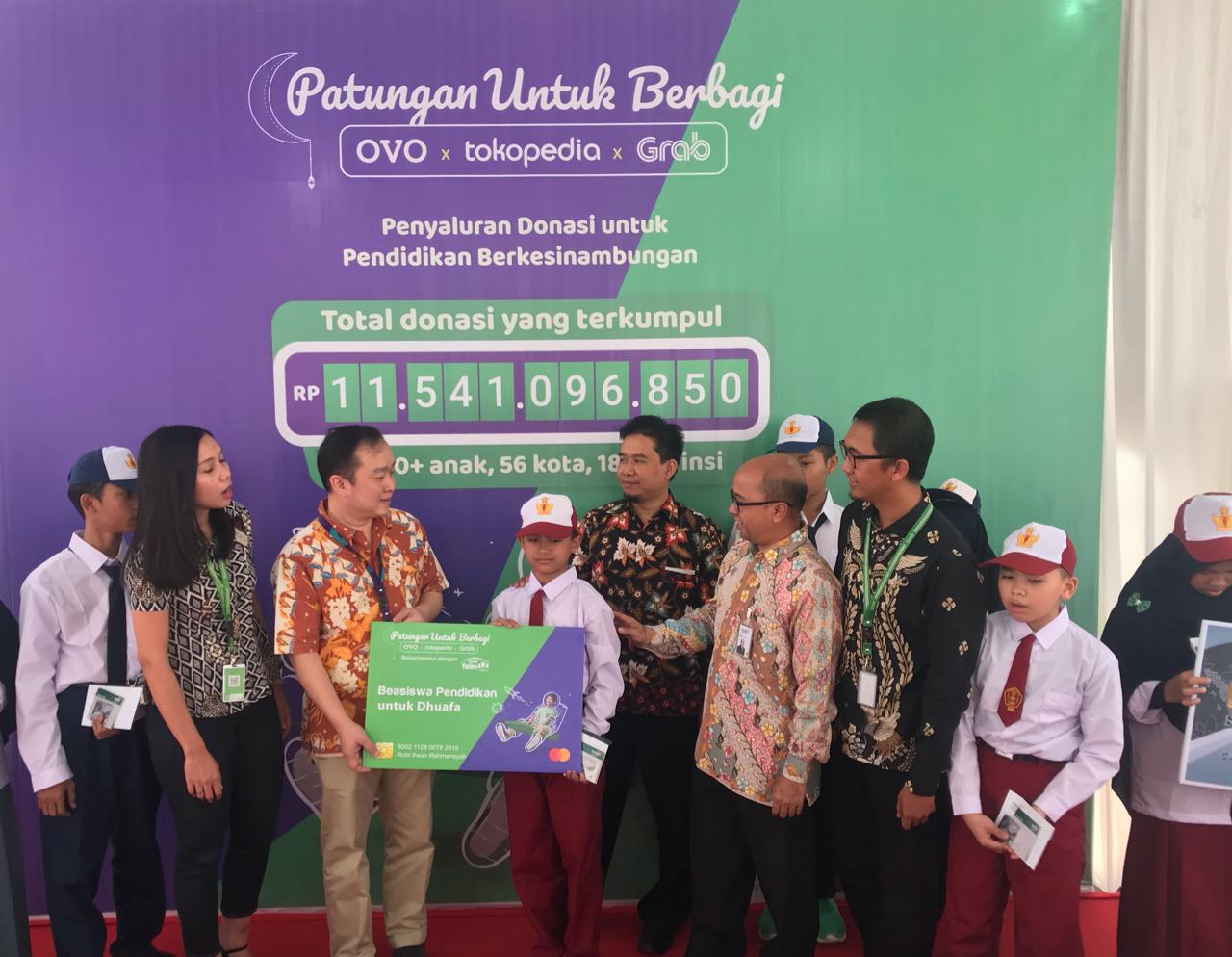 Penyerahan donasi Rp11 miliar kepada lembaga swadaya masyarakat Rumah Yatim. 