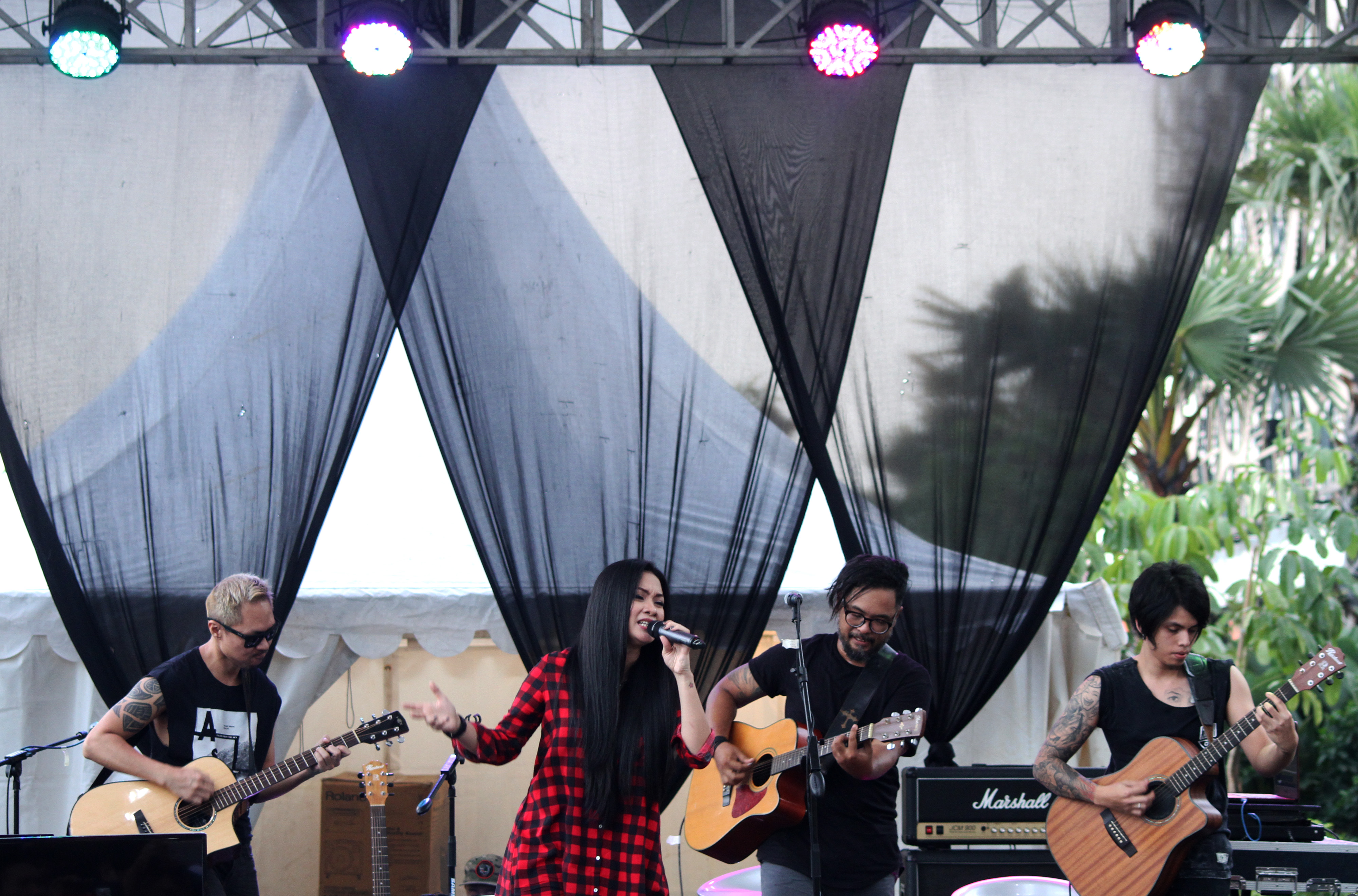 Grup Band Pop Rock Cokelat tampil menghibur penonton pada konser akustik, di Bekasi, Jawa Barat