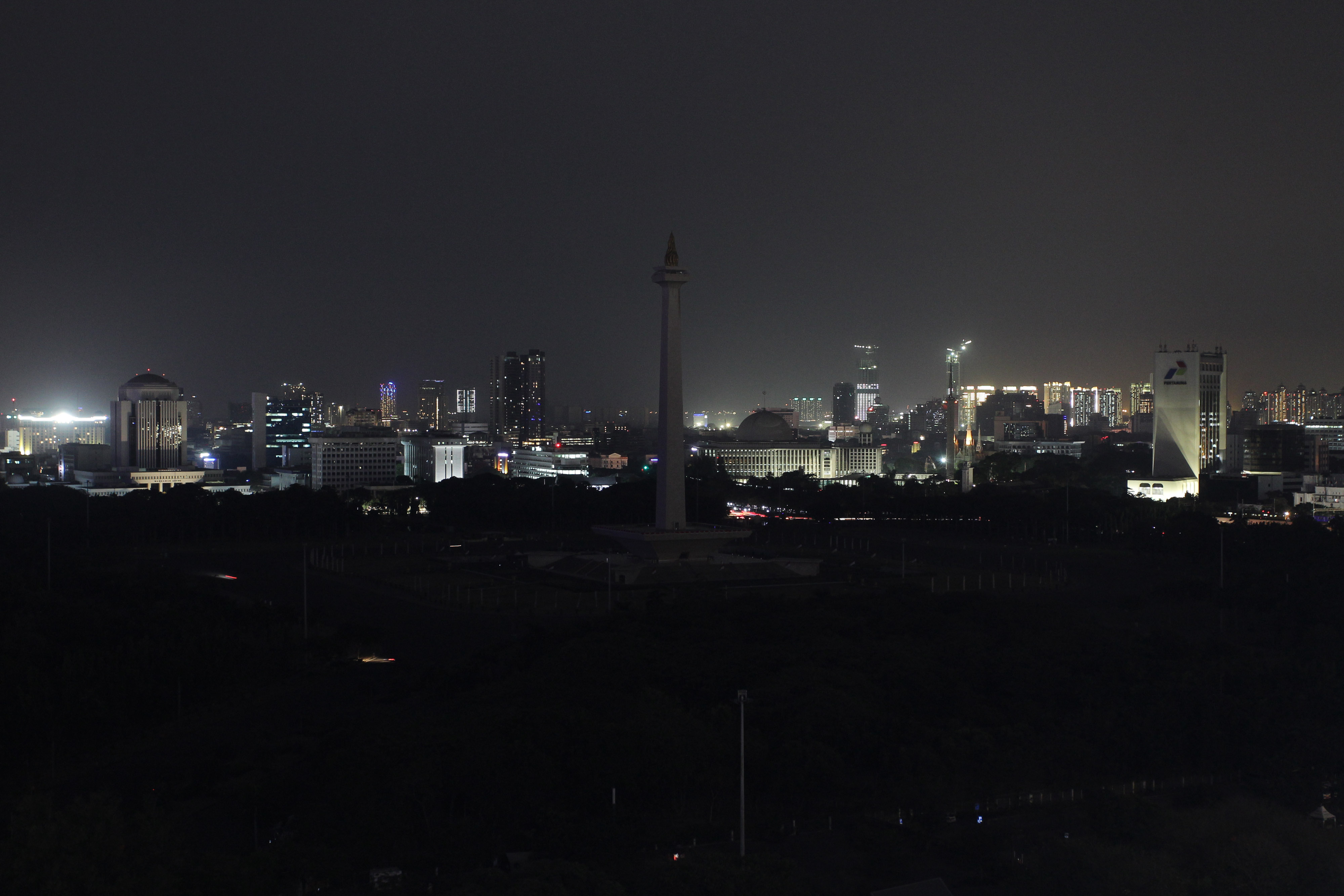 Kondisi kawasan Monas yang terkena dampak pemadaman listrik, Jakarta, Minggu (4/8)