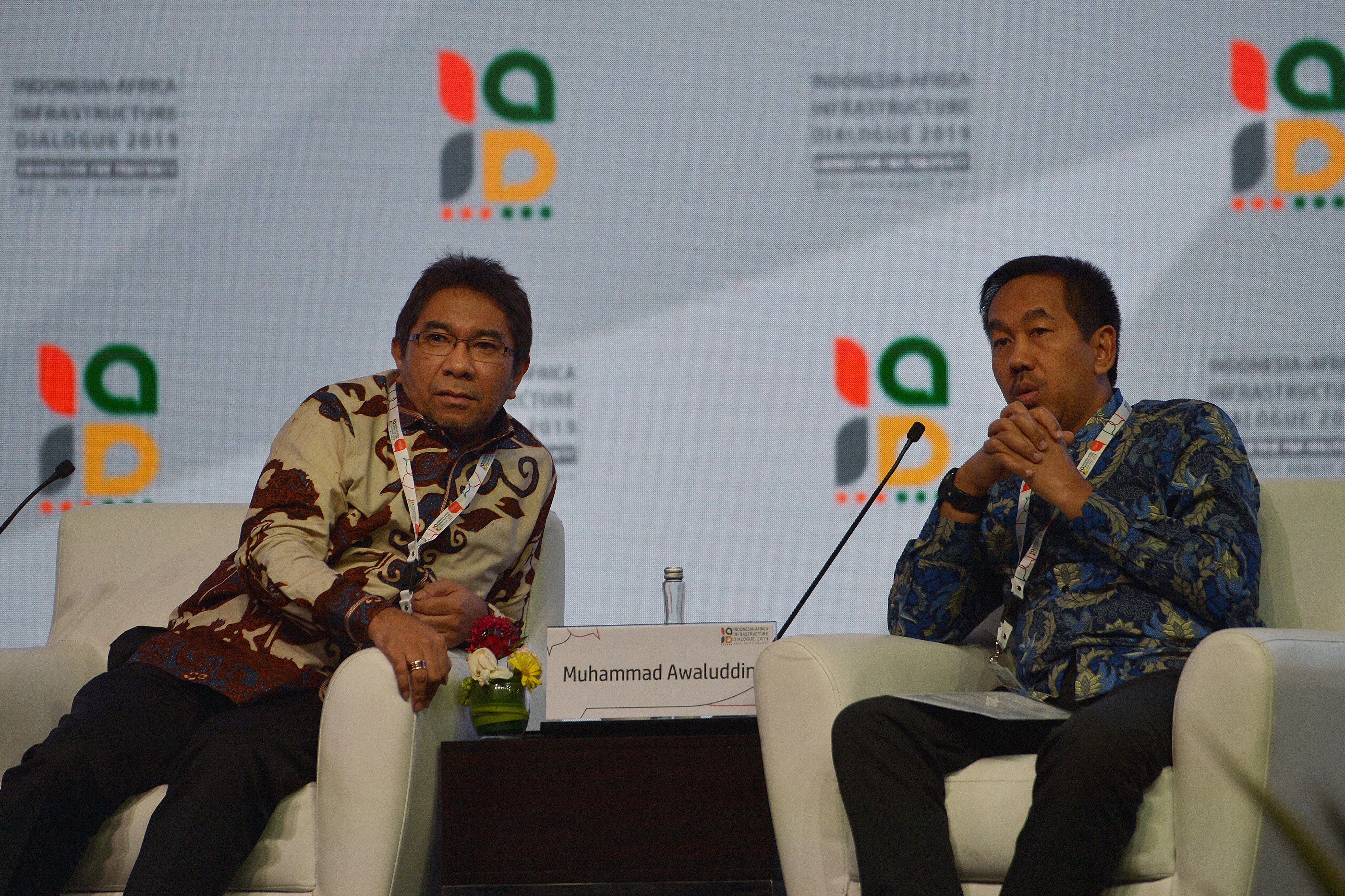 Presiden Direktur PT Angkasa Pura II Muhammad Awaluddin (kanan) 