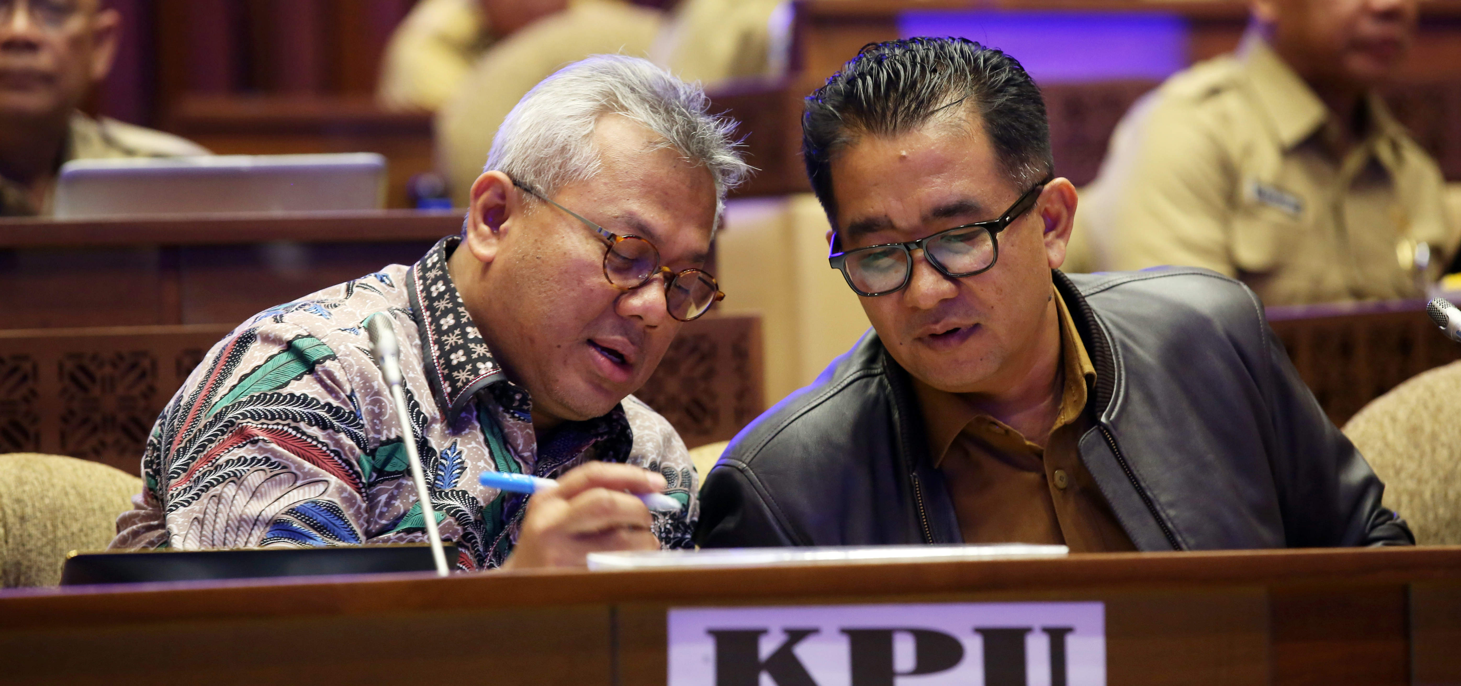 Ketua KPU Arief Budiman (kiri) bersama Plt Dirjen Otonomi Daerah Kemendagri Akmal Malik saat Rapat Dengar Pendapat di Komisi II DPR. 