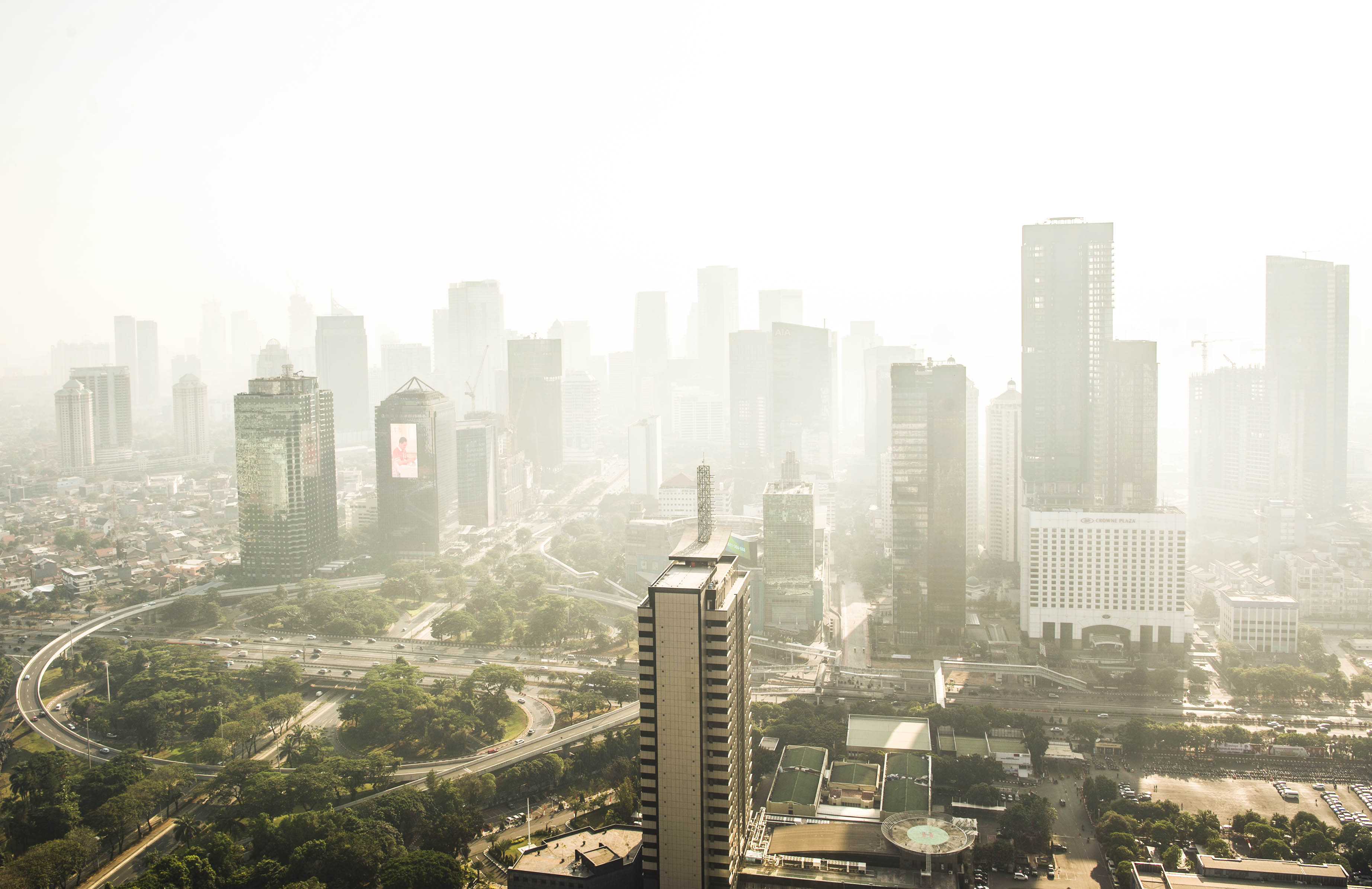 Suasana gedung perkantoran yang diselimuti asap putih di Jakarta.