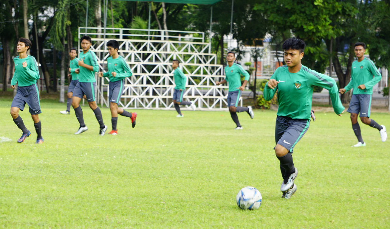  Tim nasional Indonesia mempersiapkan diri menghadapi tuan rumah dalam laga kedua Grup A Piala AFF U-15
