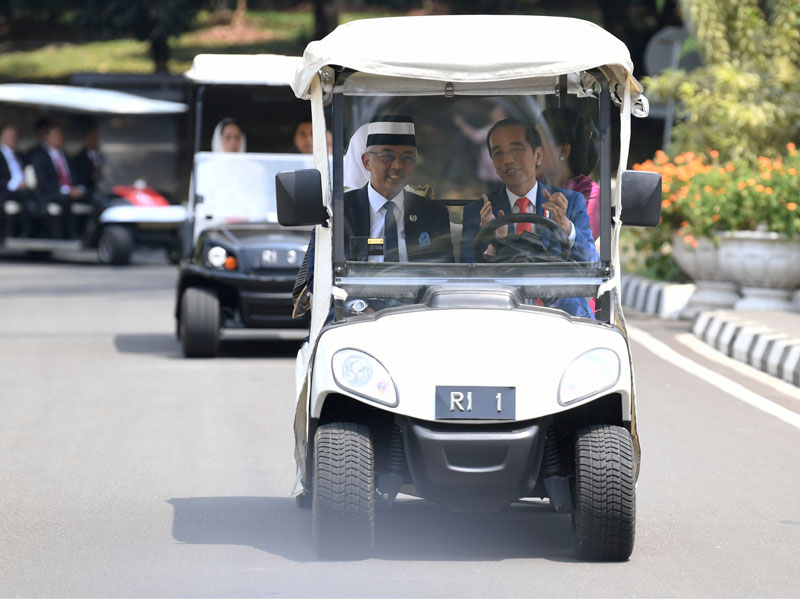 Presiden Joko Widodo bersama Raja Malaysia dengan mengendarai mobil golf berkeliling Kebun Raya Bogor di Jawa Barat, kemarin.