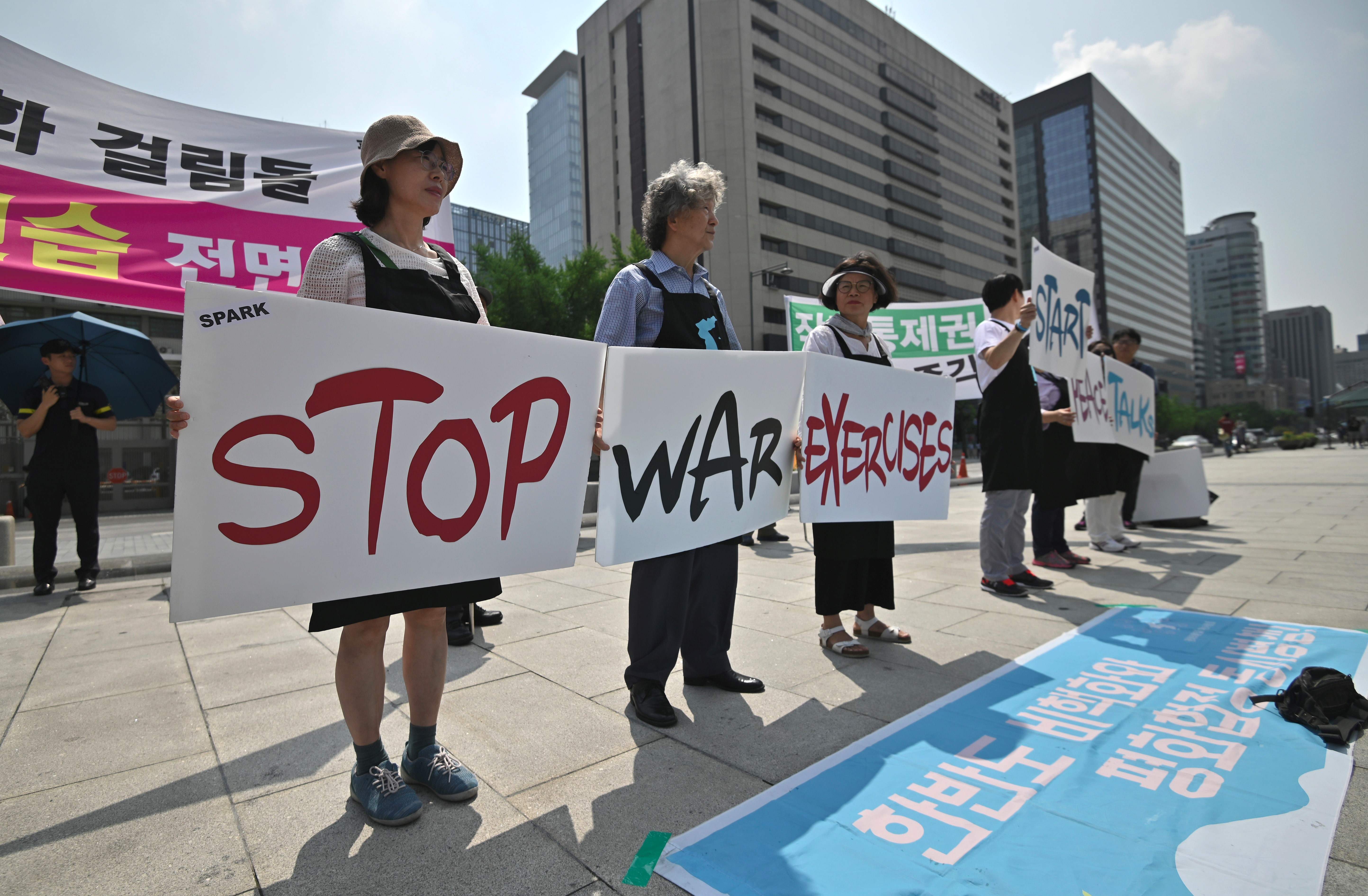 Aktivis antiperang menggelar aksi menolak latihan militer gabungan Korsel dan AS di depan Kedutaan Besar AS di Seoul.