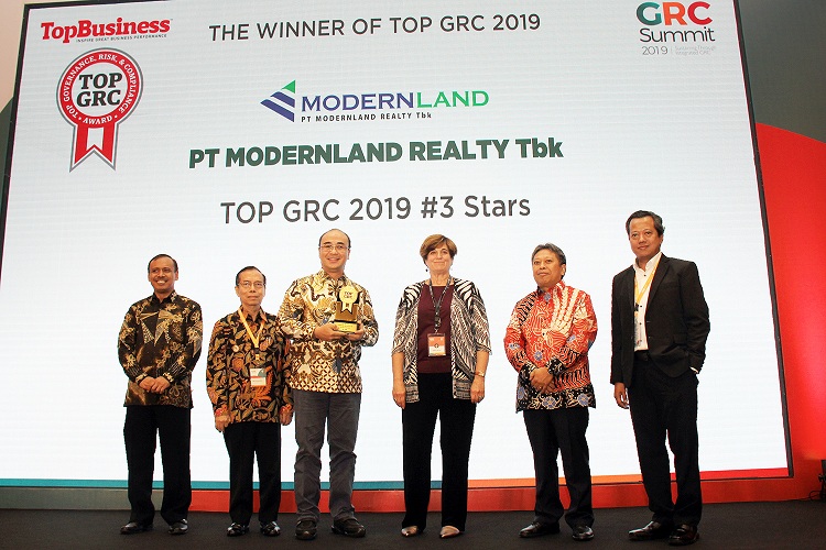 Wadirut PT Modernland Realty Tbk LH Freddy Chan (ketiga kiri) saat menerima penghargaan TOP GRC 2019 di Jakarta, Kamis (22/8).