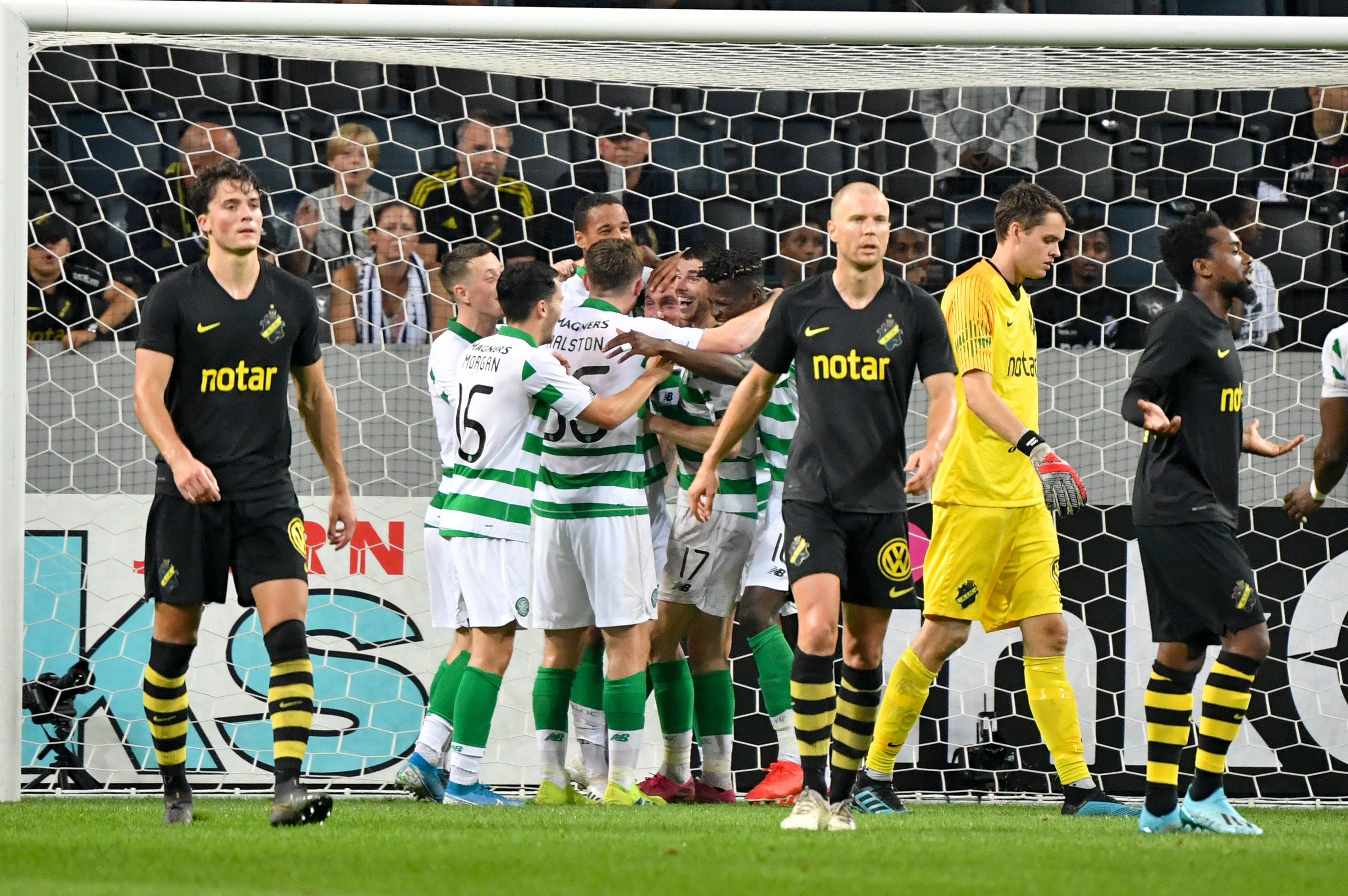 Para pemain Celtic melakukan selebrasi usai mencetak gol ke gawang AIK dalam laga playoff Liga Europa.