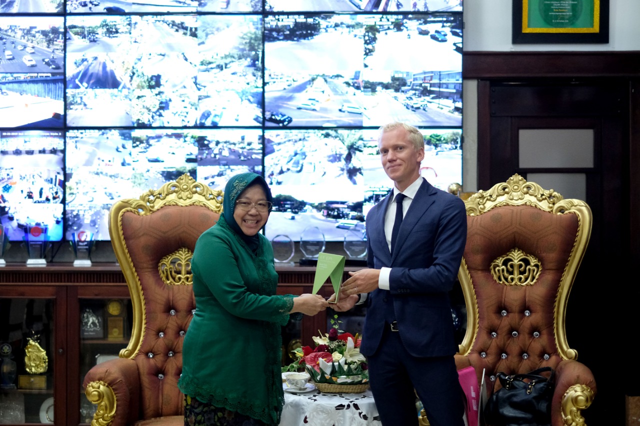 EF Education First yang diwakili Johan Wilhelmsson beri penghargaan kepada Wali Kota Surabaya Tri Rismaharini. 