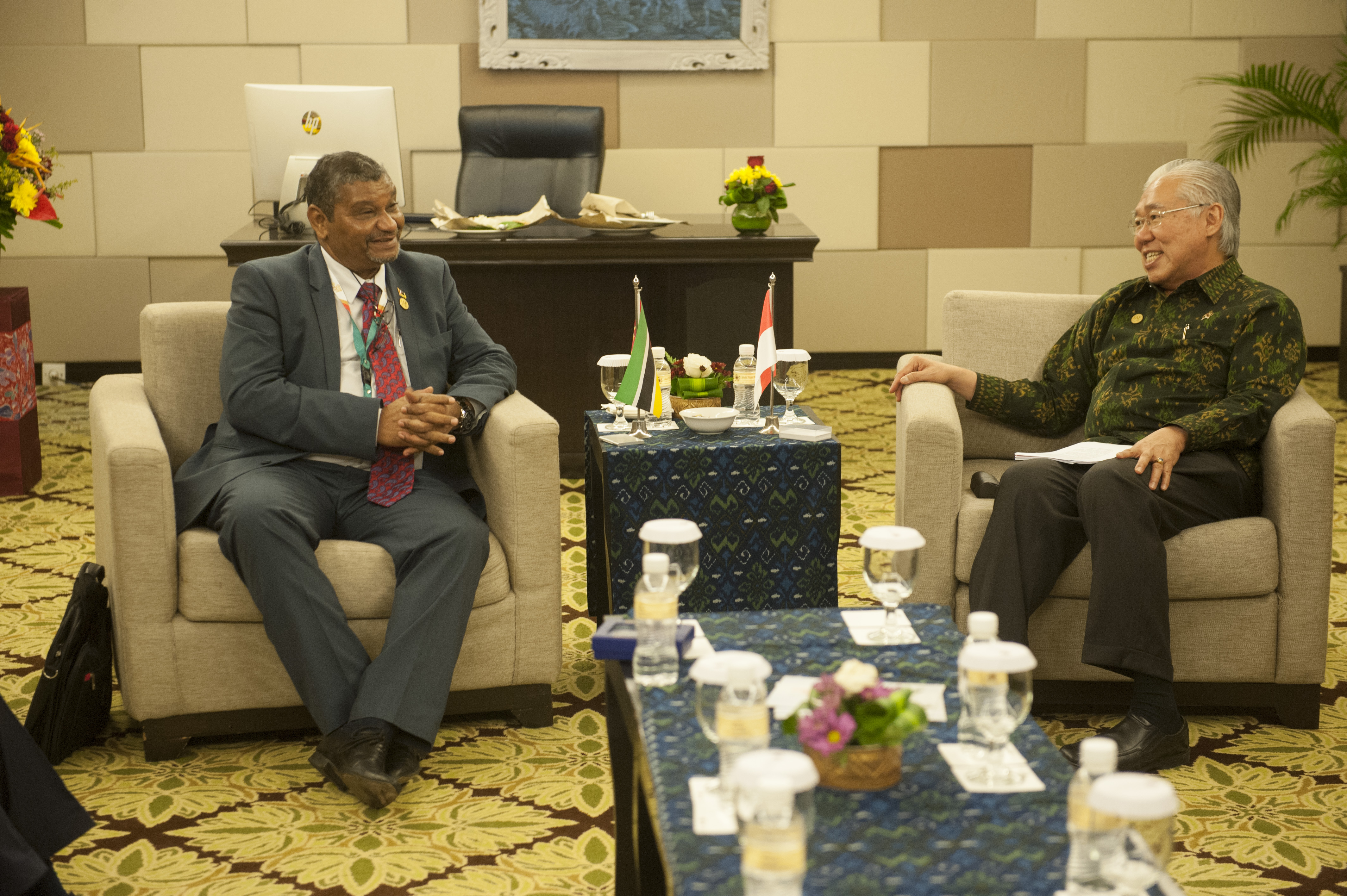 Menteri Perdagangan Enggartiasto Lukita (kanan) berbincang dengan Menteri Perindustrian dan Perdagangan Mozambik Ragendra Berta de Sousa 