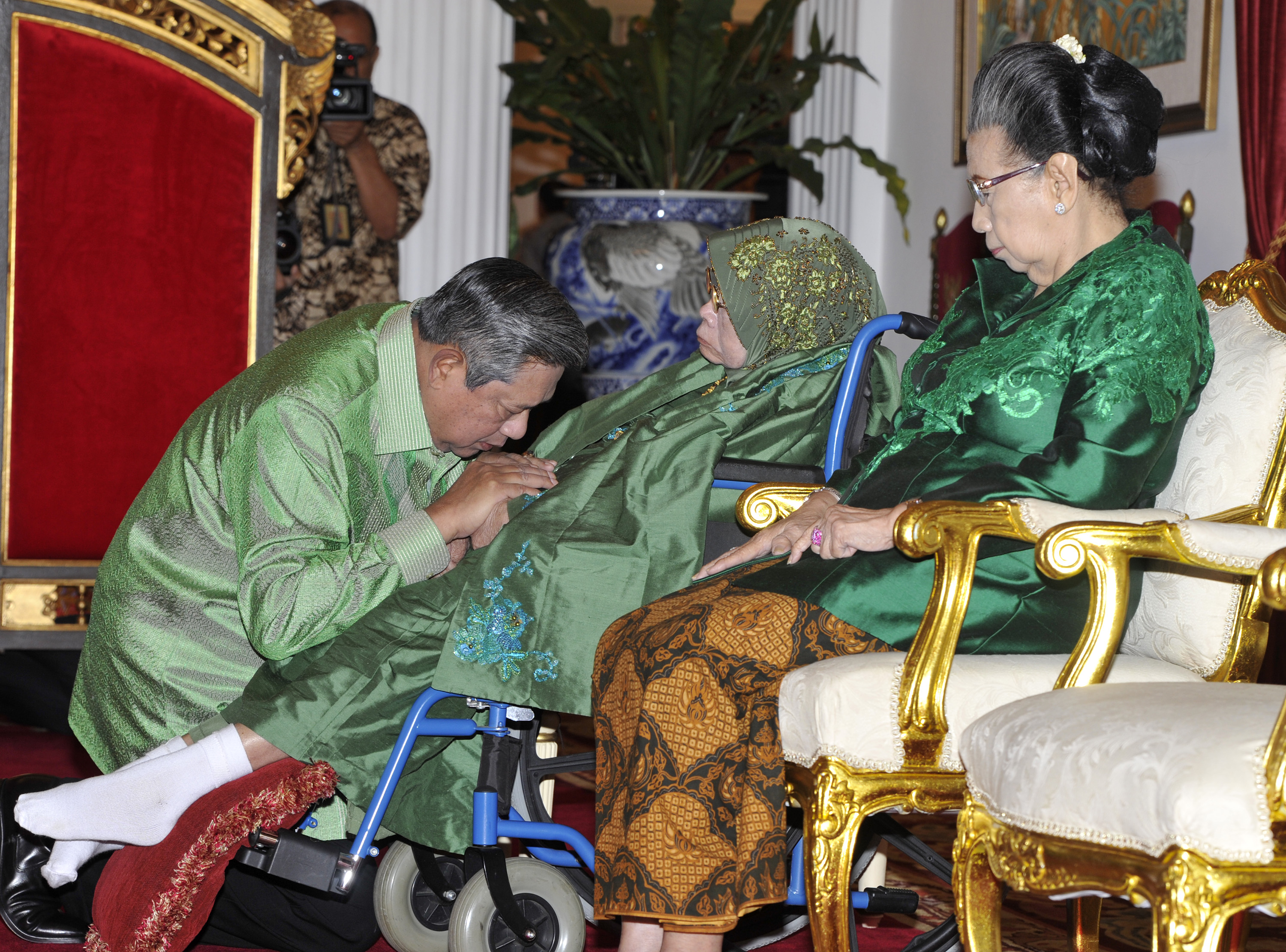 Momen SBY sungkem dengan ibundanga, Siti Habibah saat perayaan Idul Fitri 2014 silam