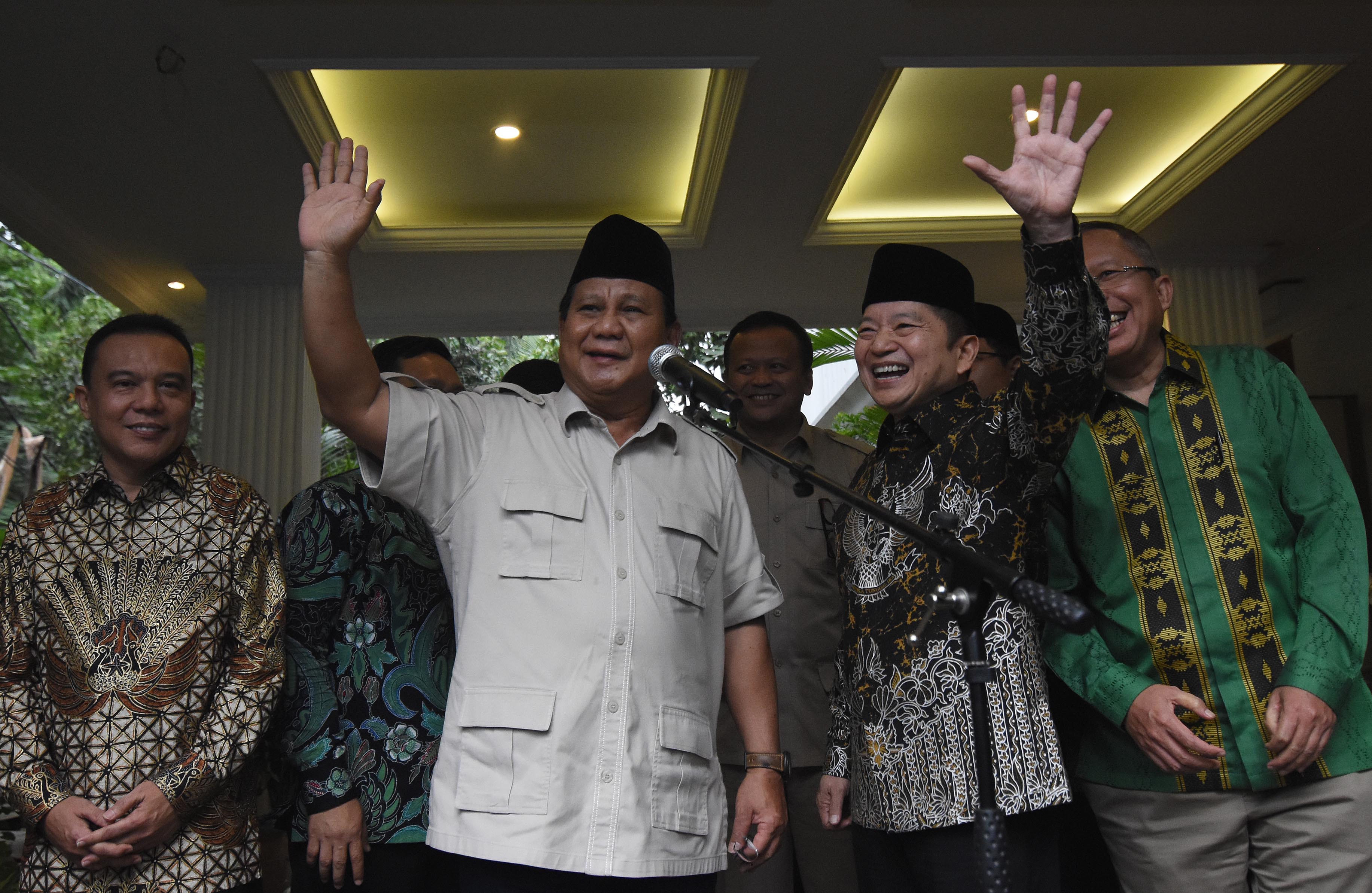 Ketua Umum Partai Gerindra Prabowo Subianto (kedua kiri) bersama Plt Ketua Umum PPP Suharso Monoarfa (kedua kanan)