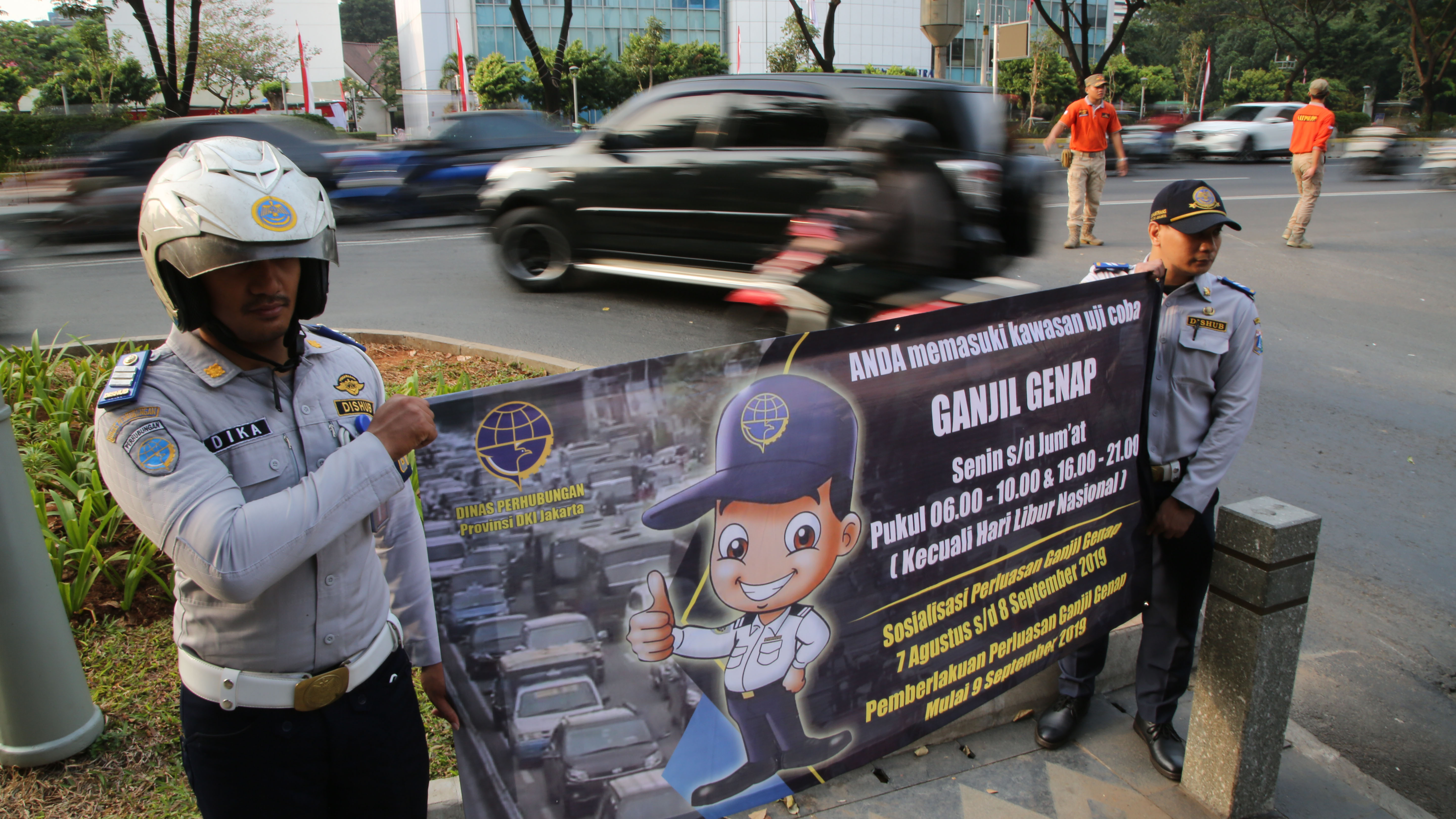 Petugas dari Dinas Perhubungan (Dishub) DKI Jakarta melakukan sosialisasi perluasan area ganjil-genap.